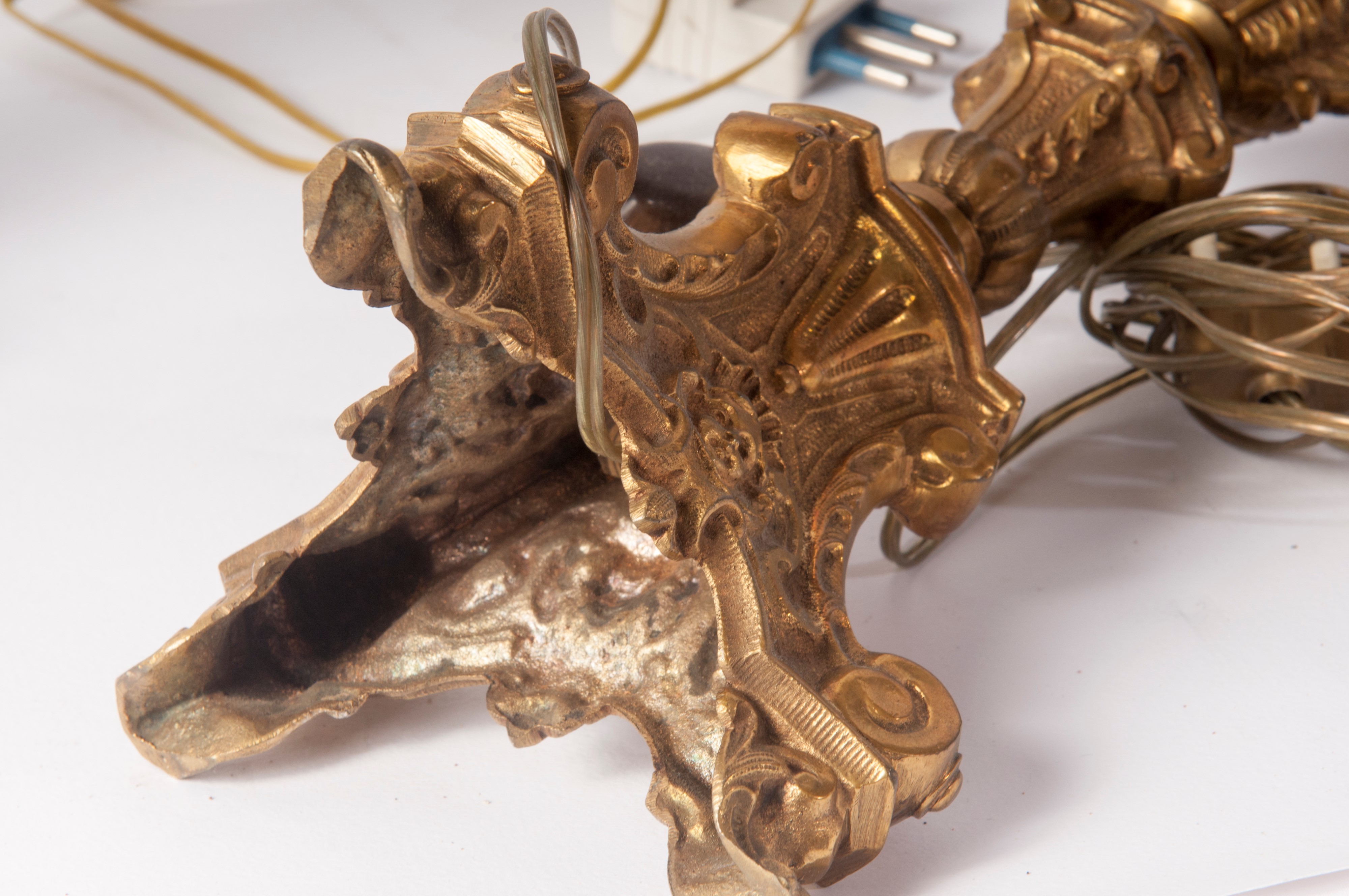 Candelieri in ottone elettrificati, forma triangolare, prima metà XX secolo