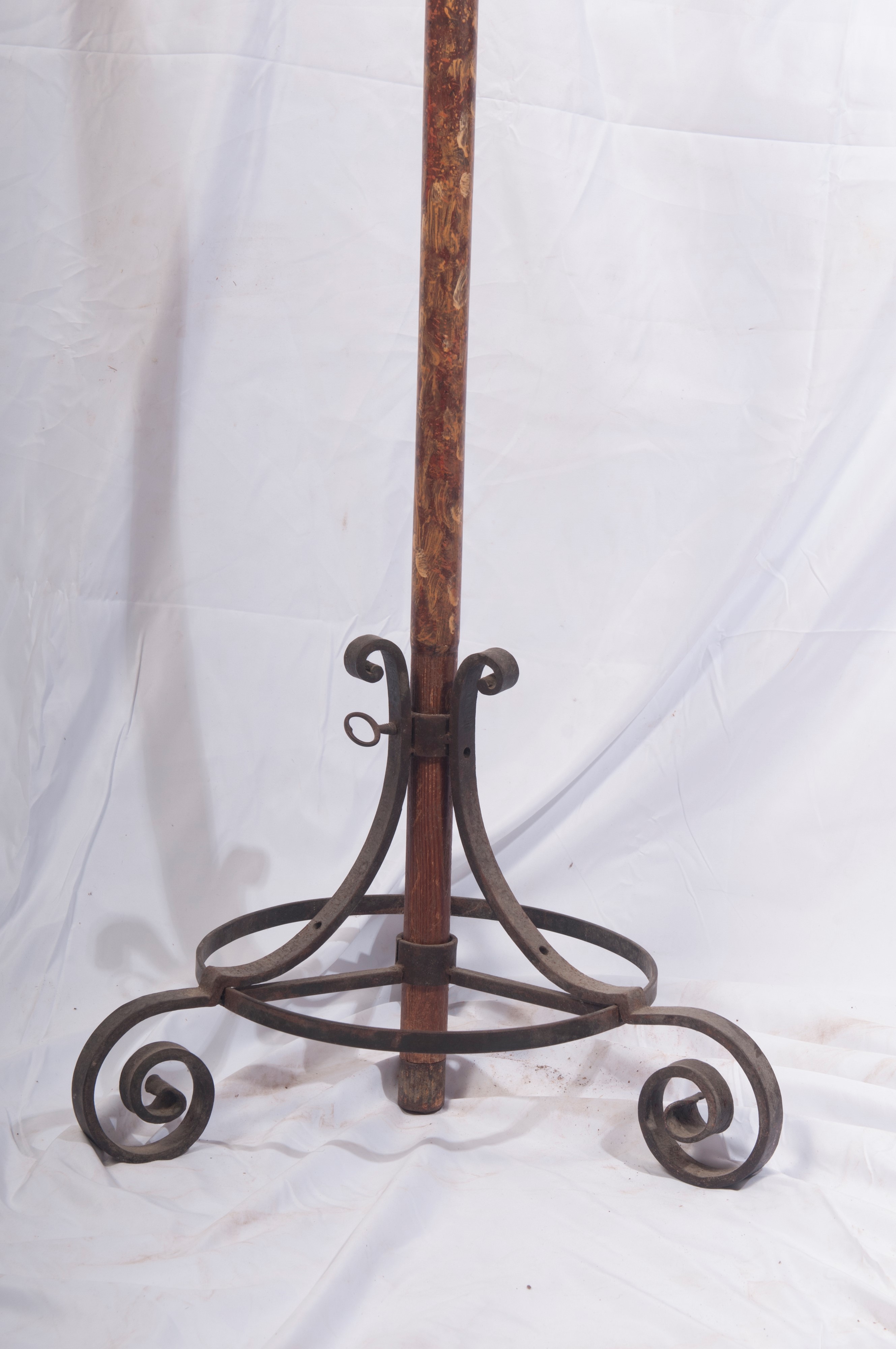 Candeliere su asta in legno policromo