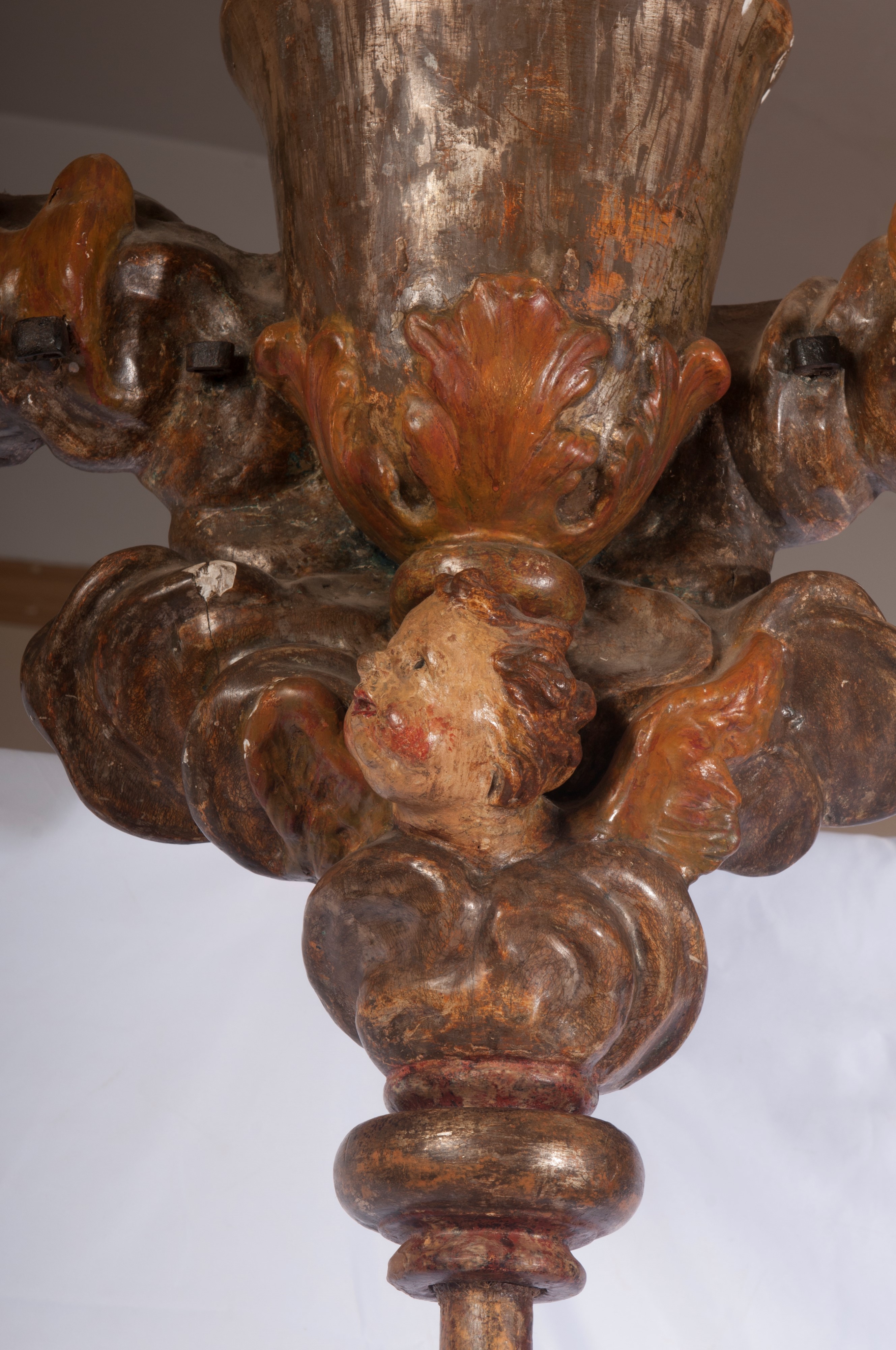 Candeliere su asta in legno policromo