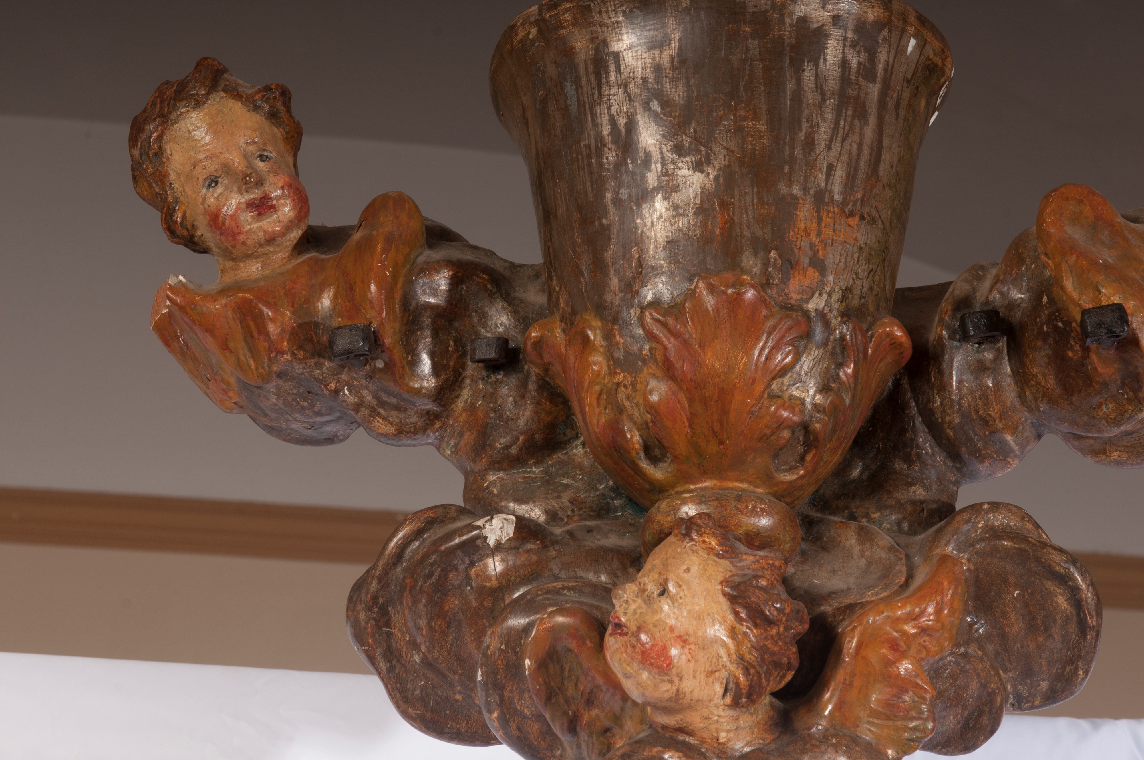 Candeliere su asta in legno policromo