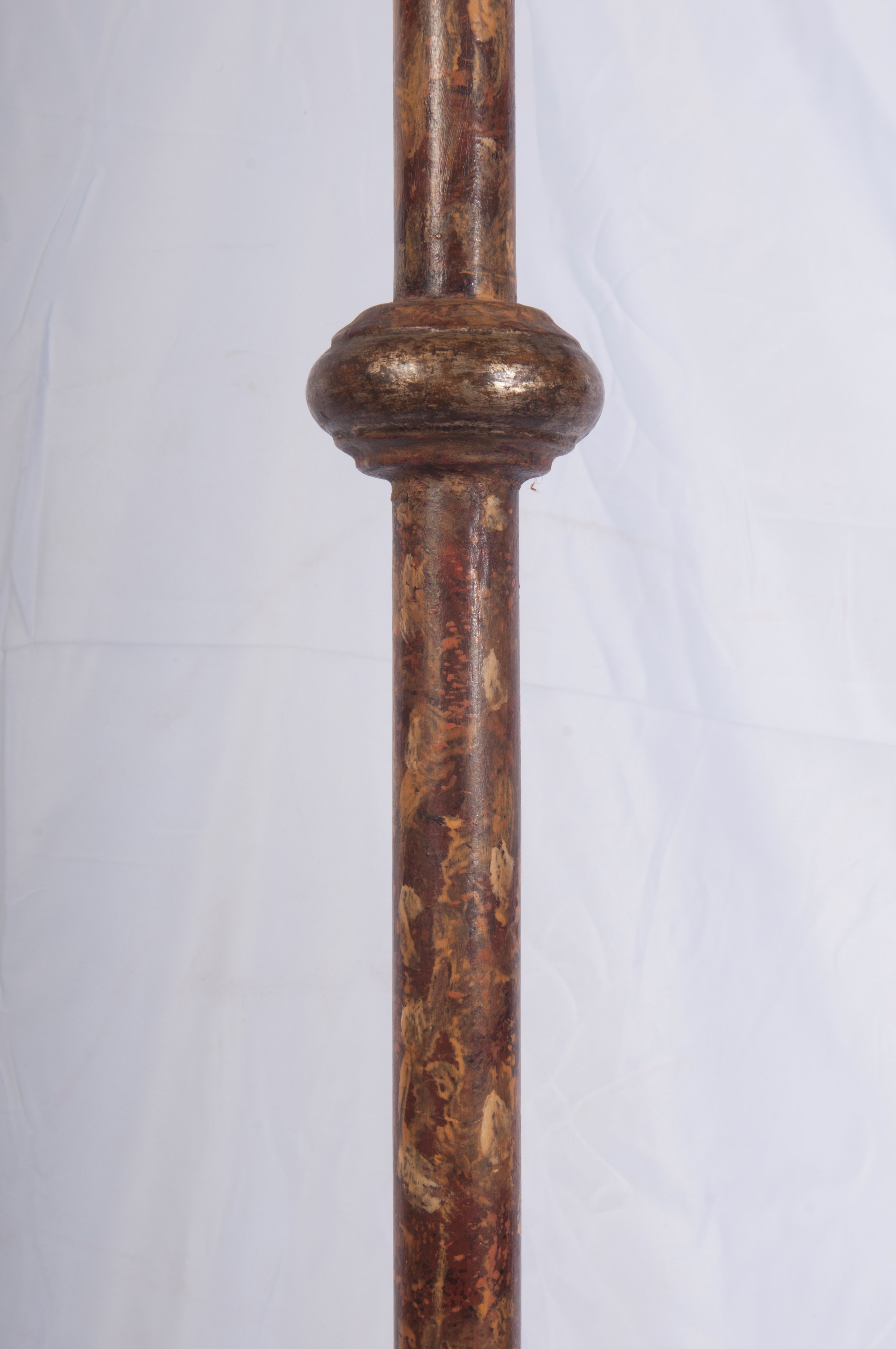 Candeliere su asta in legno policromo