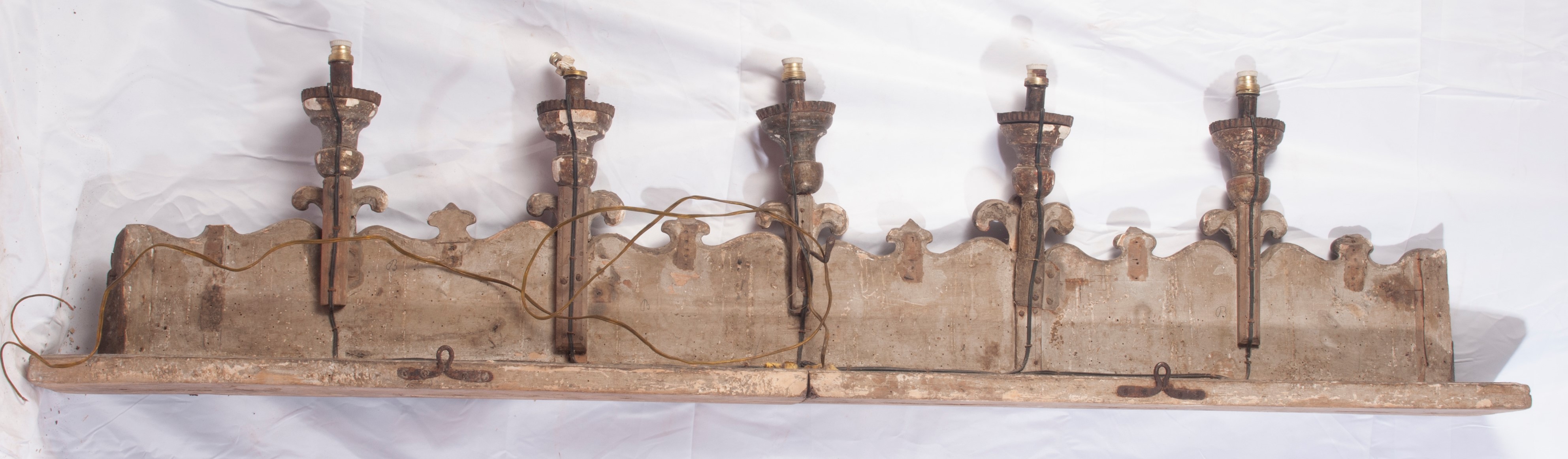 Fregio a cinque luci in legno intagliato