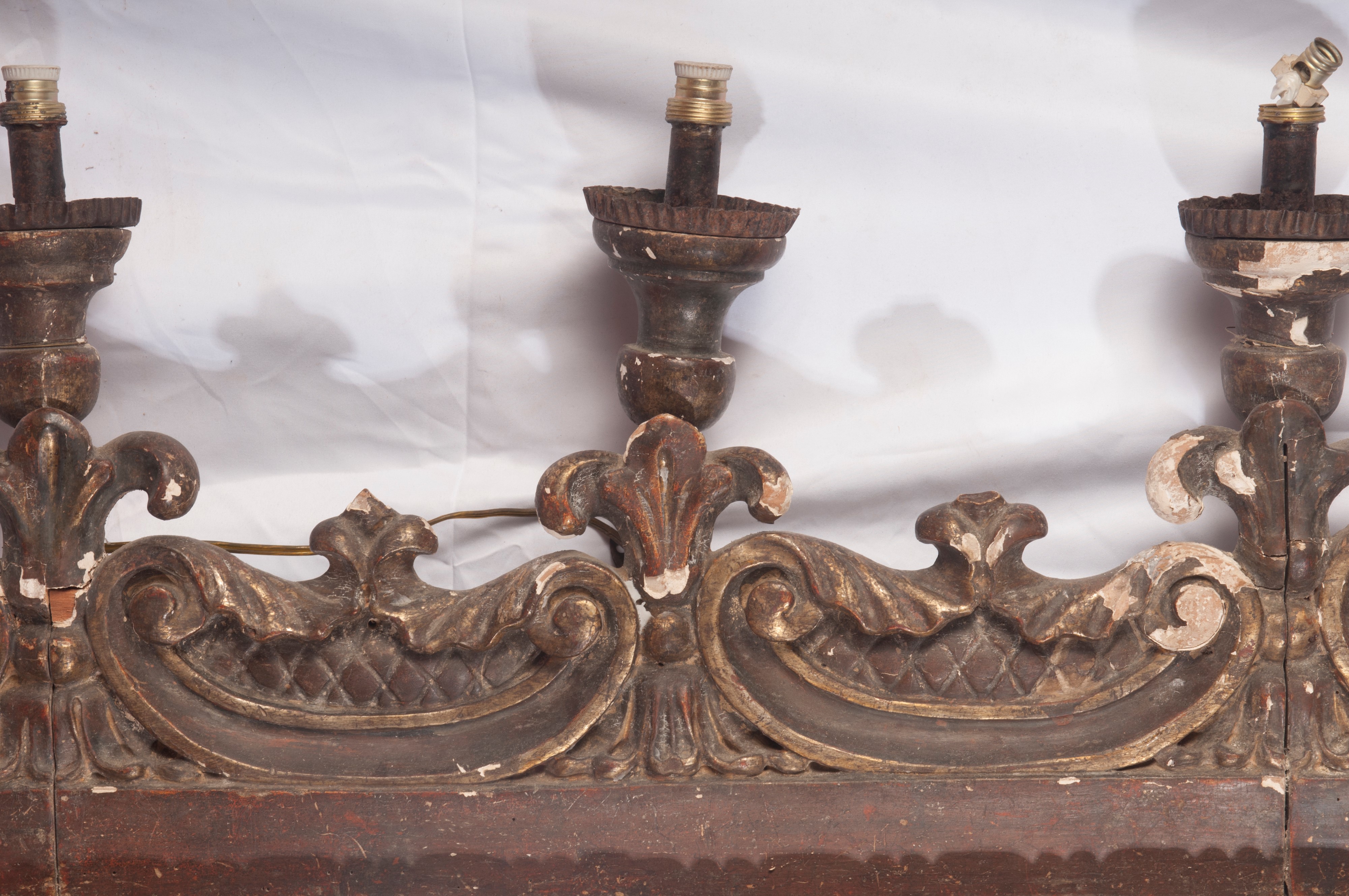 Fregio a cinque luci in legno intagliato