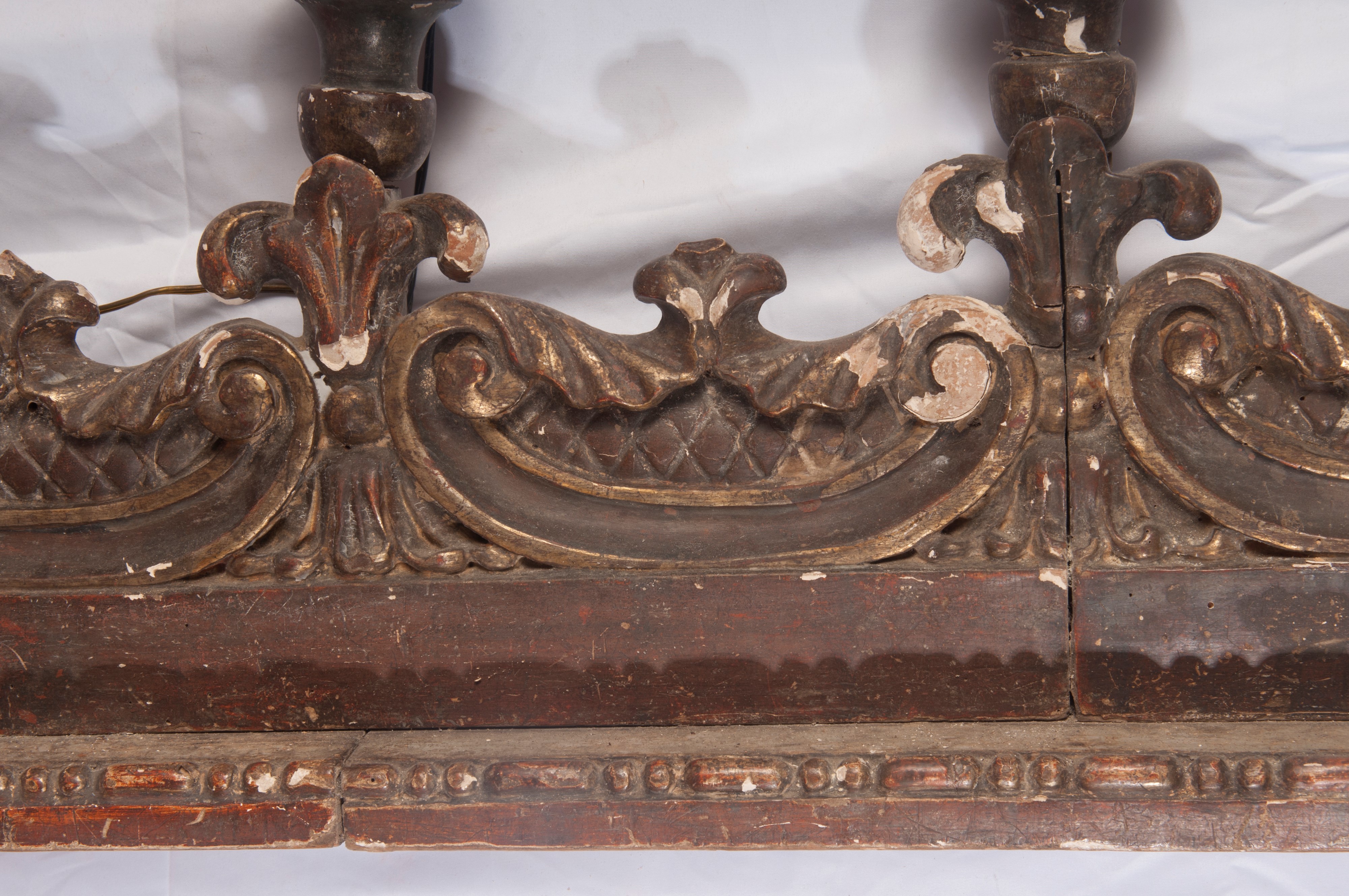 Fregio a cinque luci in legno intagliato