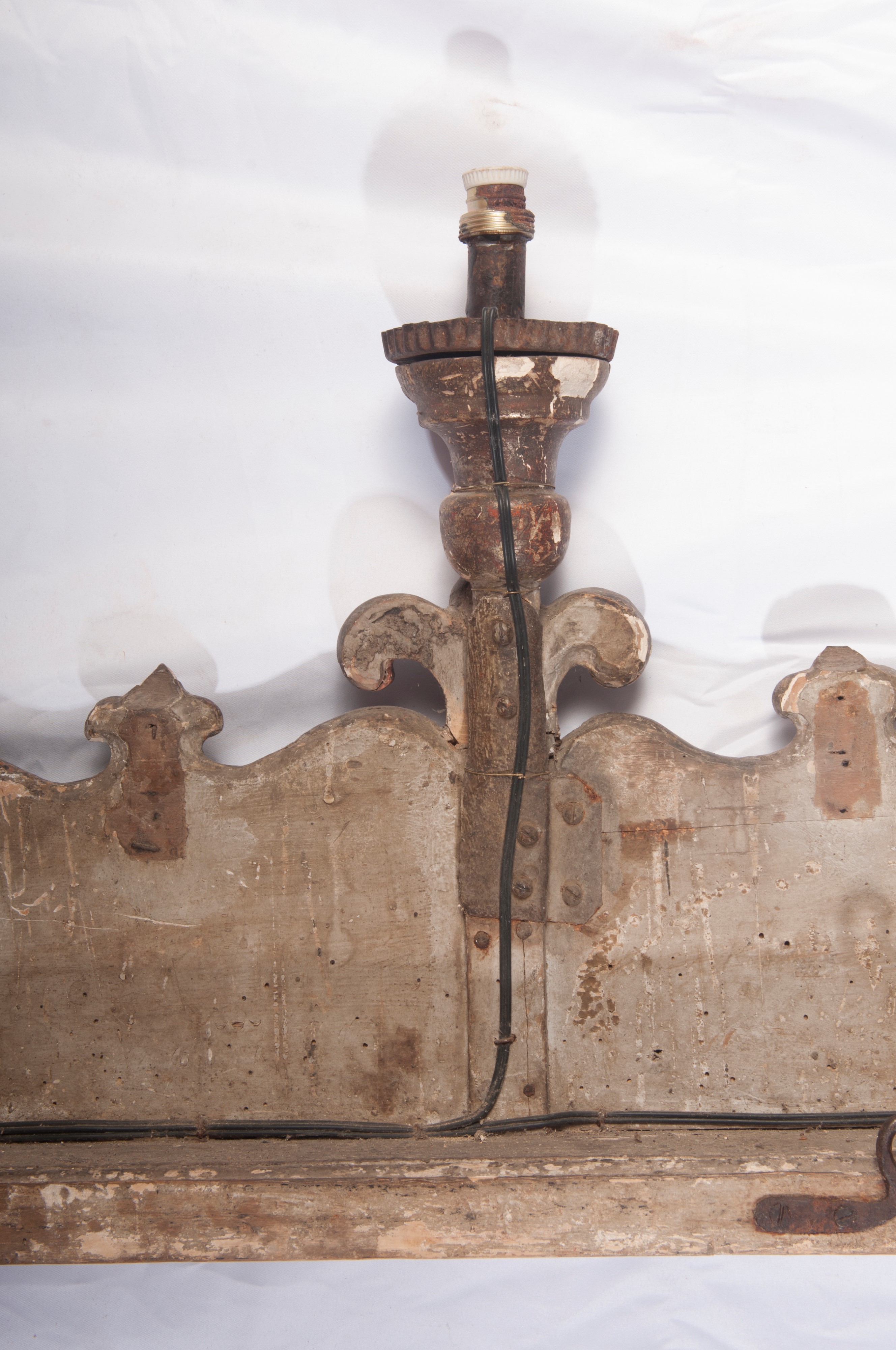 Fregio a cinque luci in legno intagliato