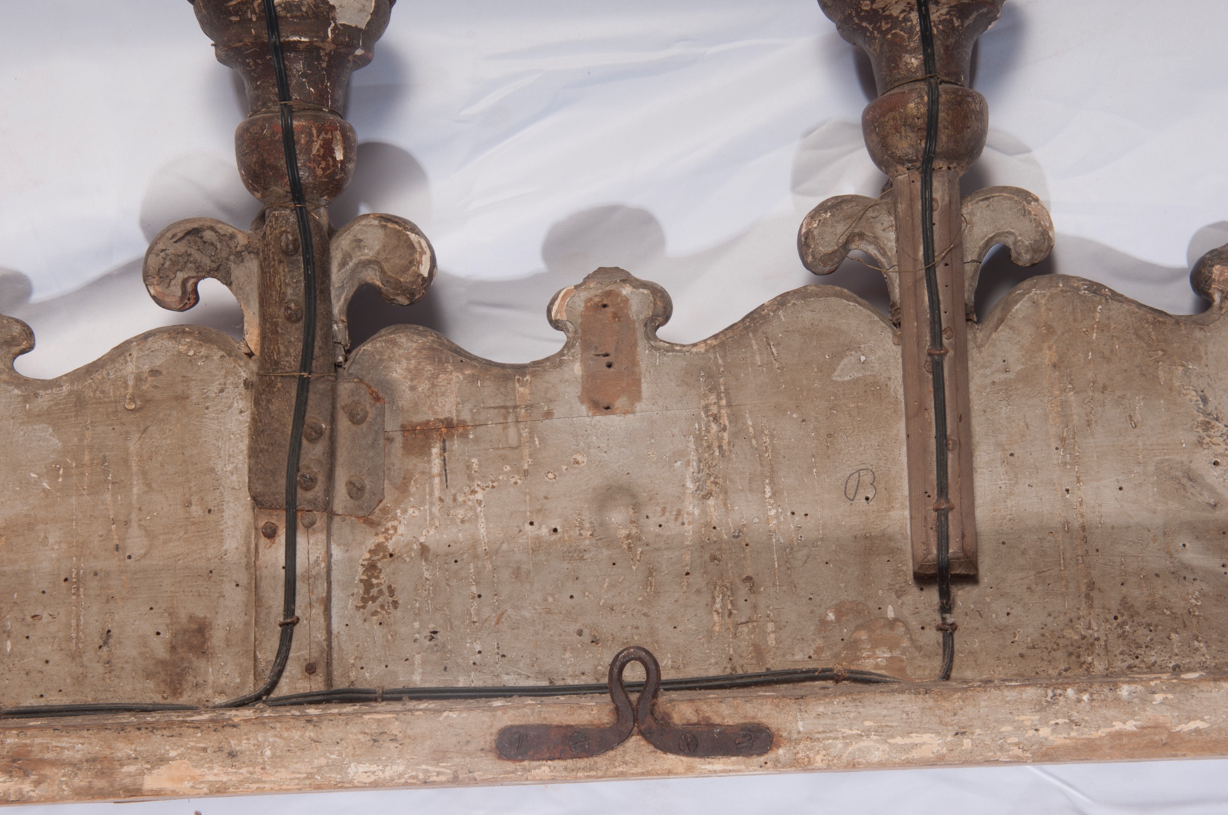 Fregio a cinque luci in legno intagliato