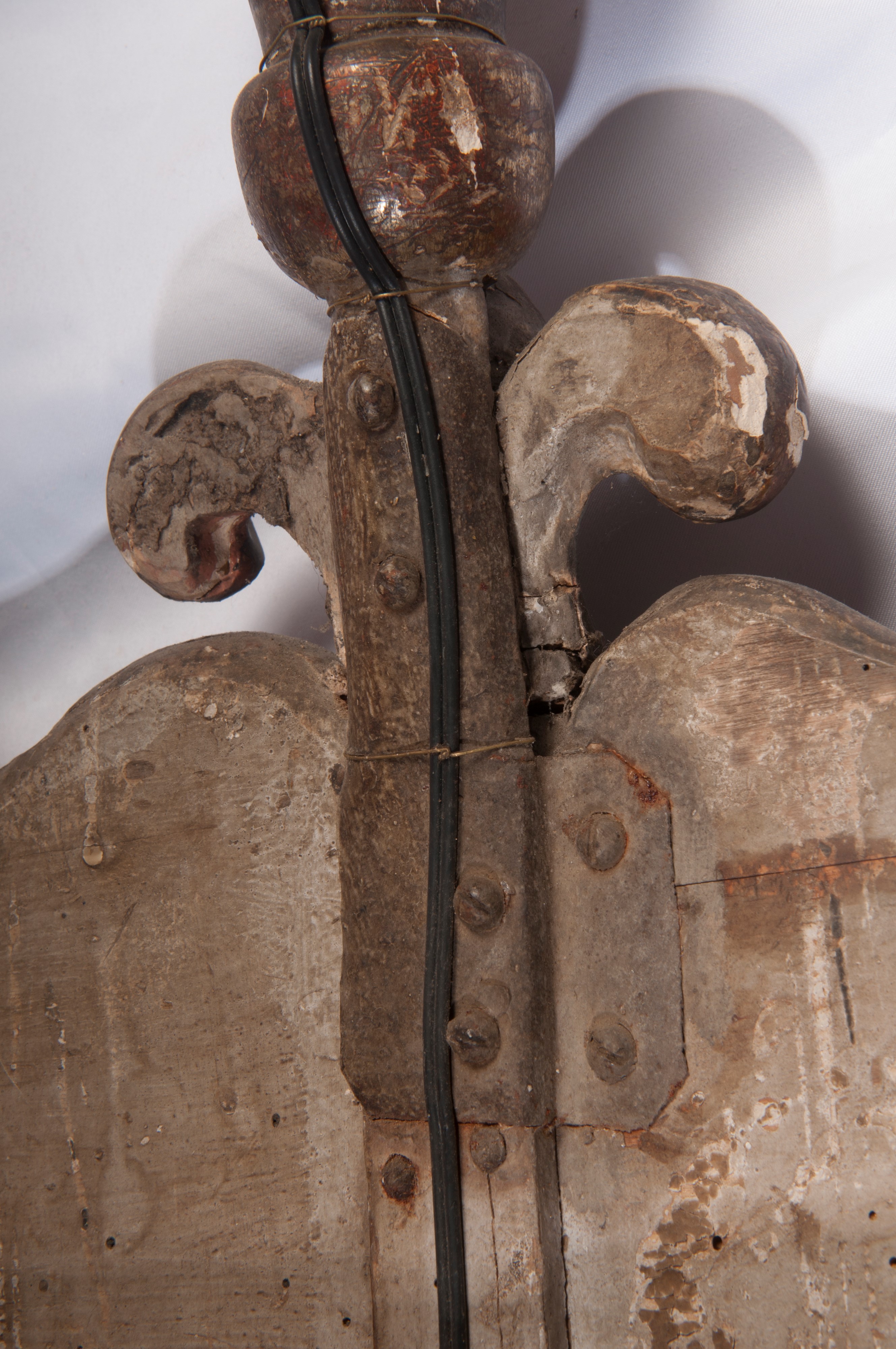 Fregio a cinque luci in legno intagliato