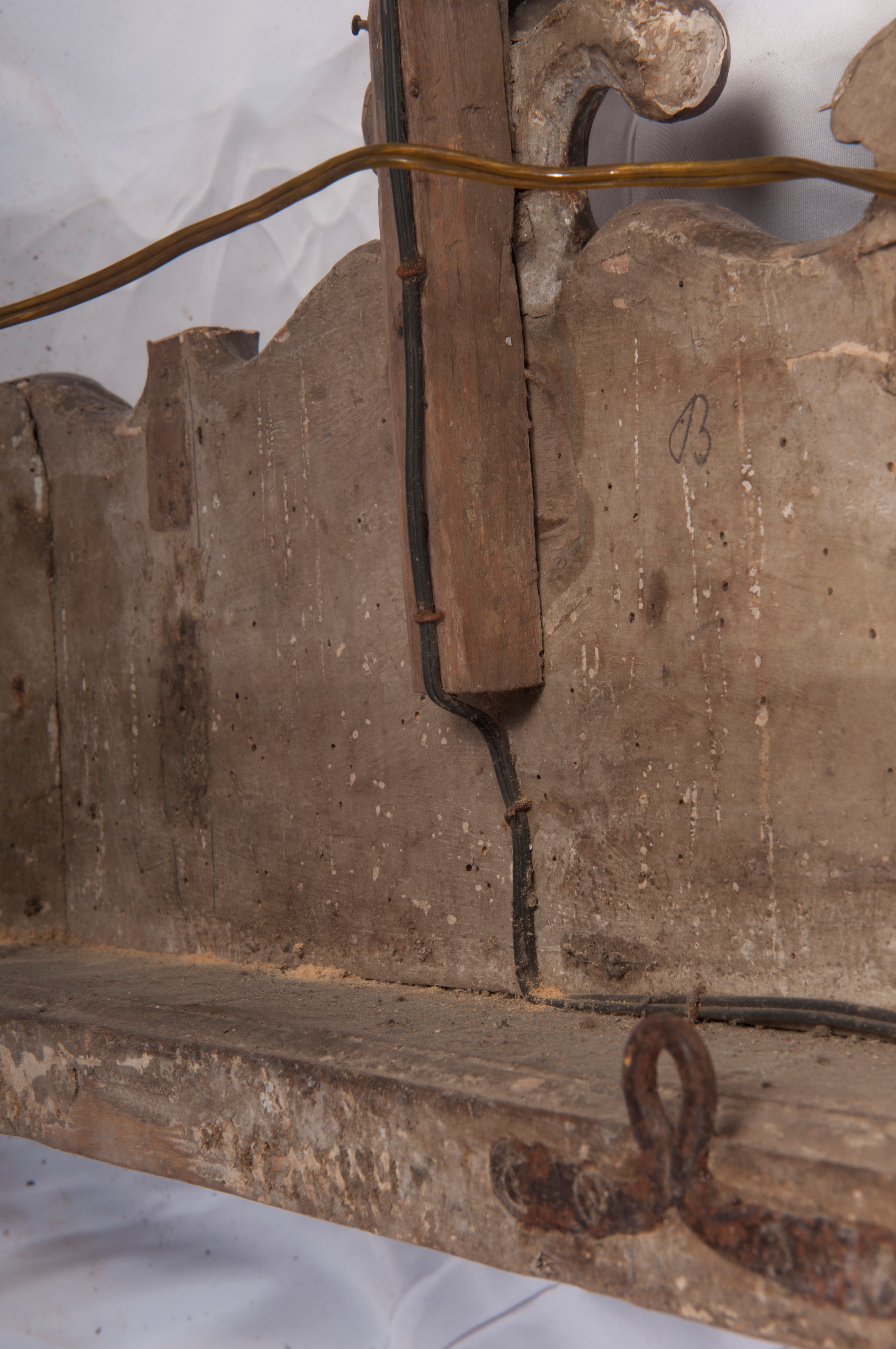 Fregio a cinque luci in legno intagliato