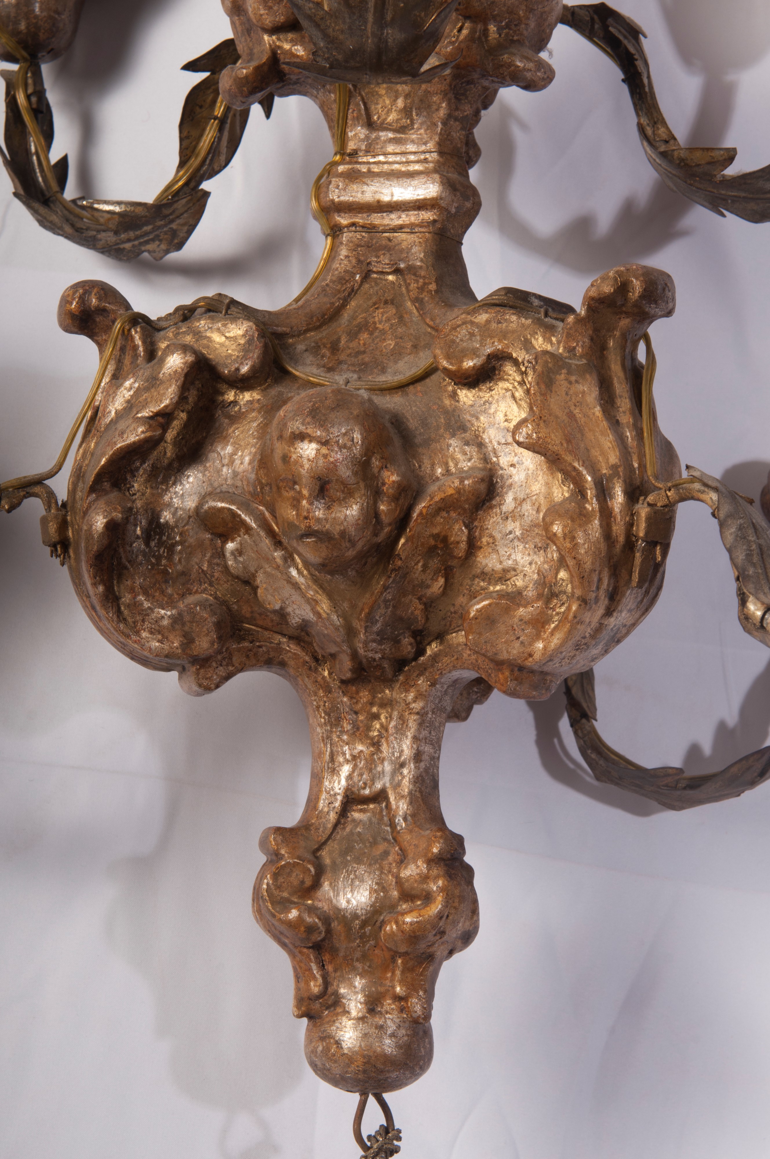 Lampadario in sospensione elettrificato in legno dorato