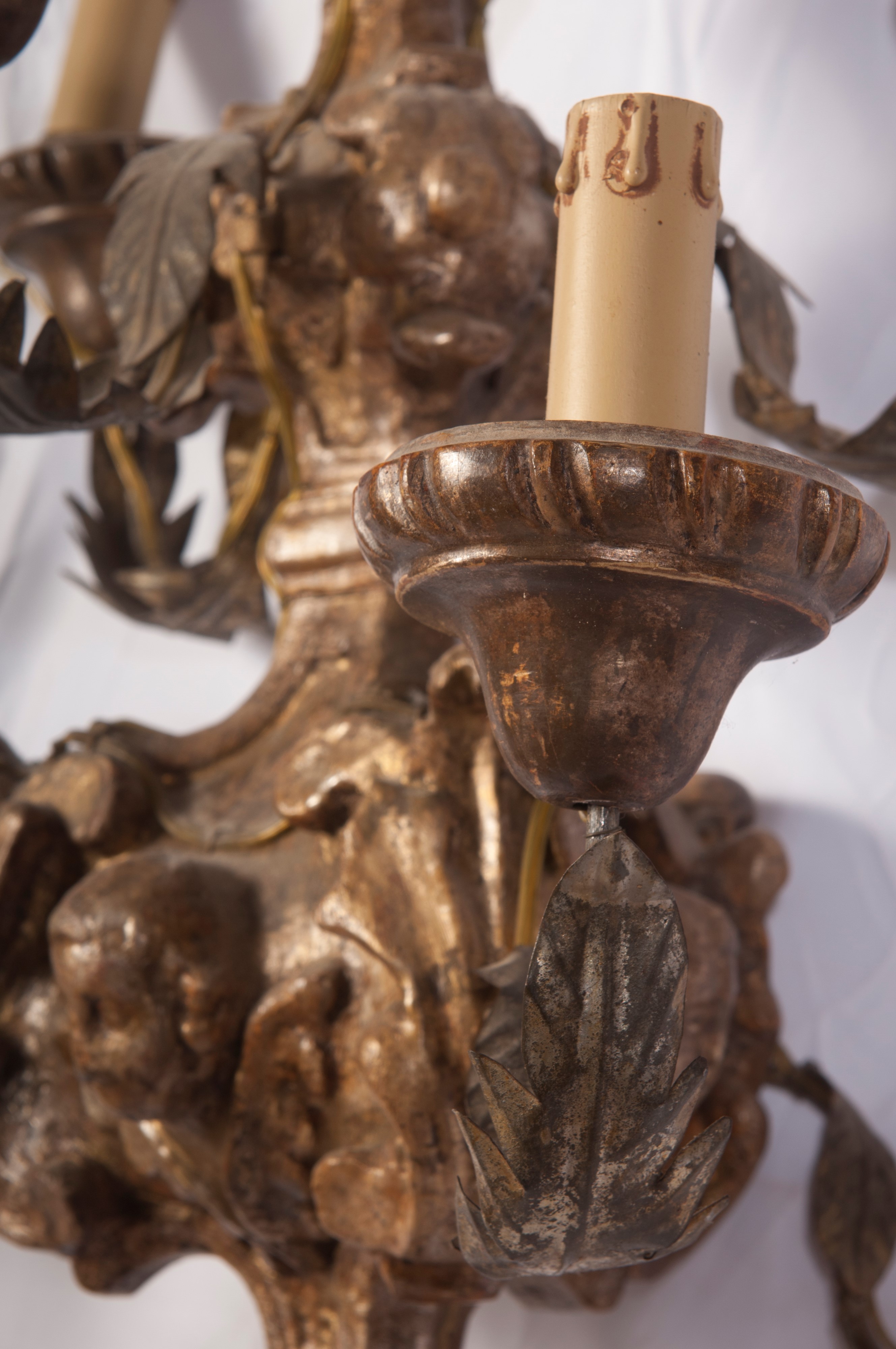 Lampadario in sospensione elettrificato in legno dorato