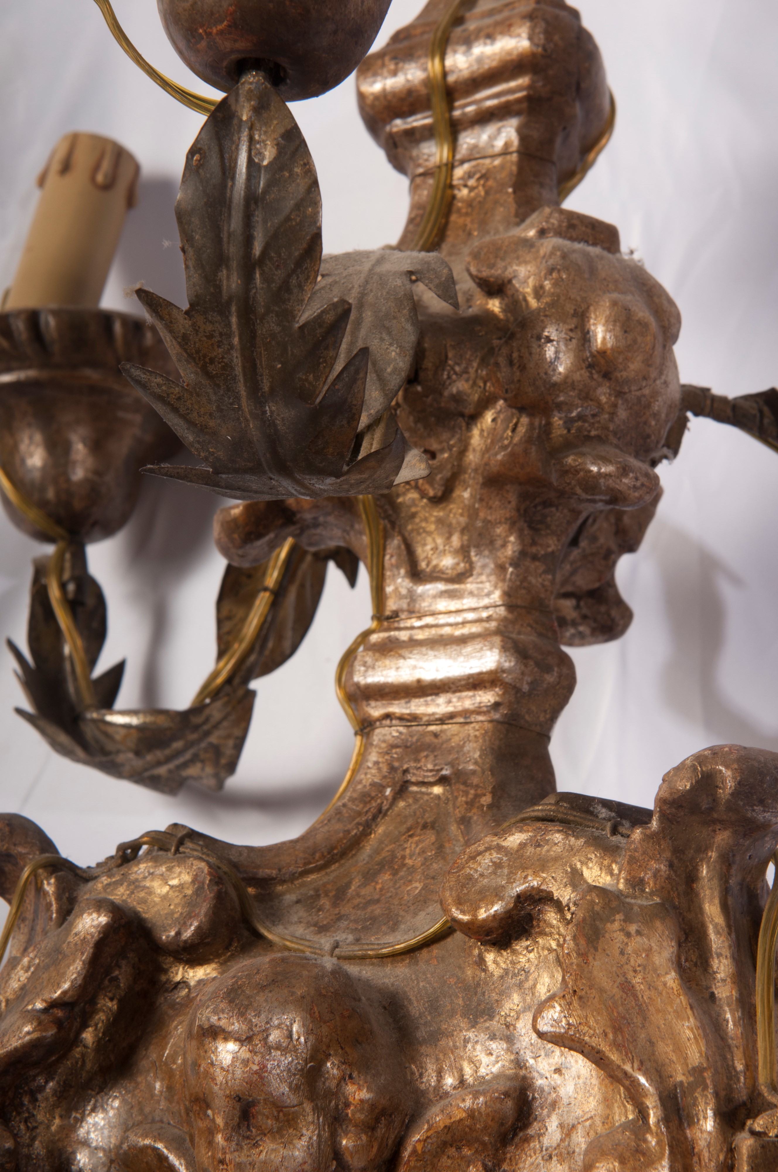 Lampadario in sospensione elettrificato in legno dorato