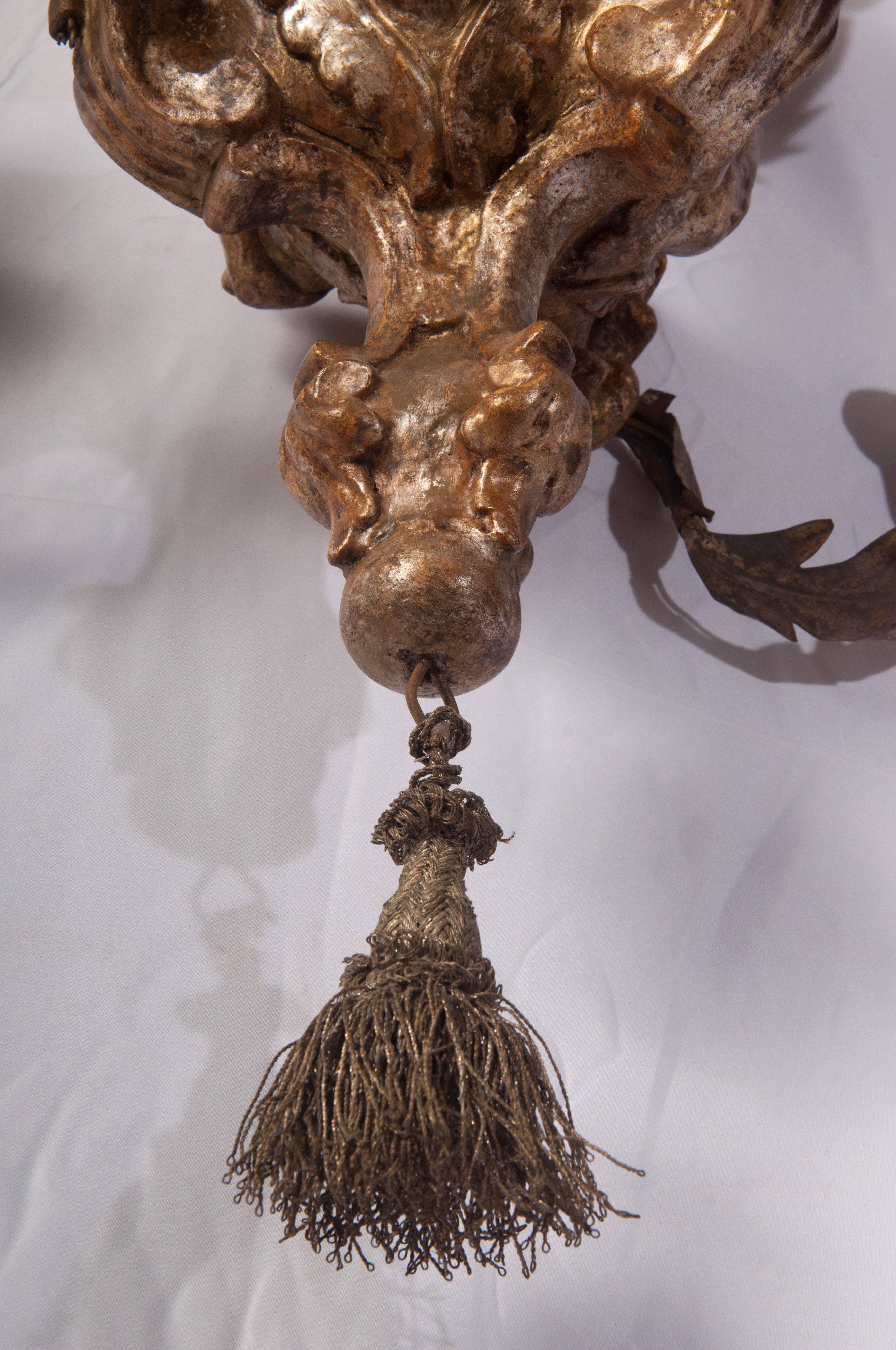 Lampadario in sospensione elettrificato in legno dorato