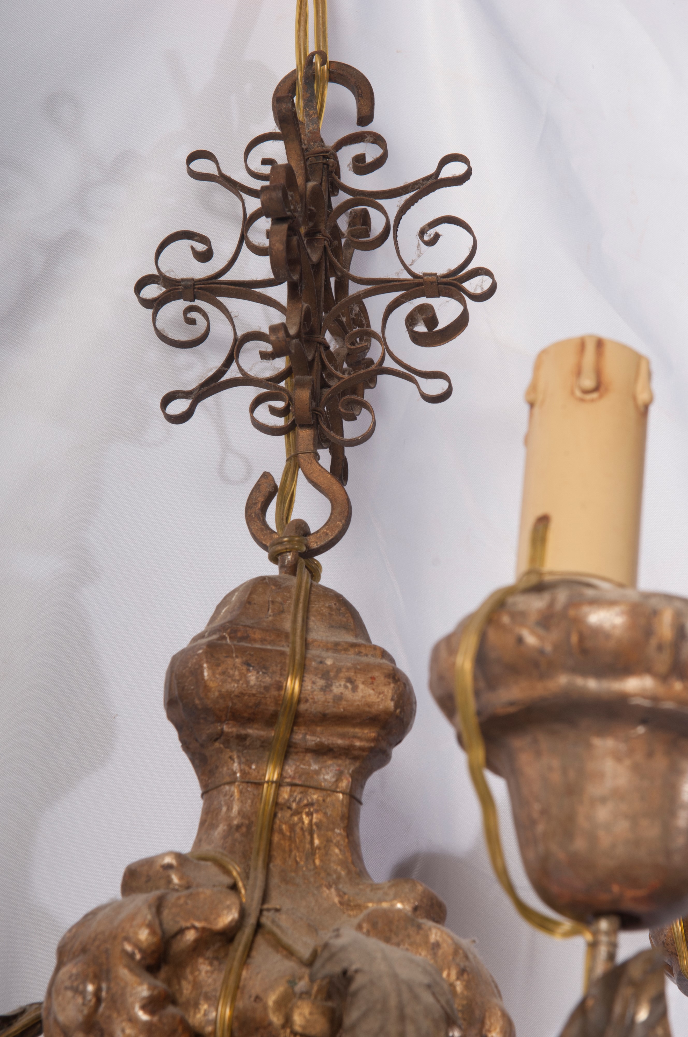 Lampadario in sospensione elettrificato in legno dorato