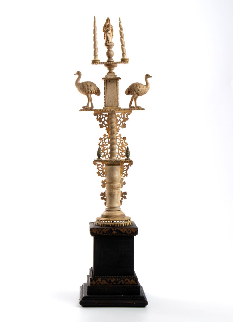 Scultura tedesca, osso scolpito e tornito su basamento in legno ebanizzato (XVIII secolo)