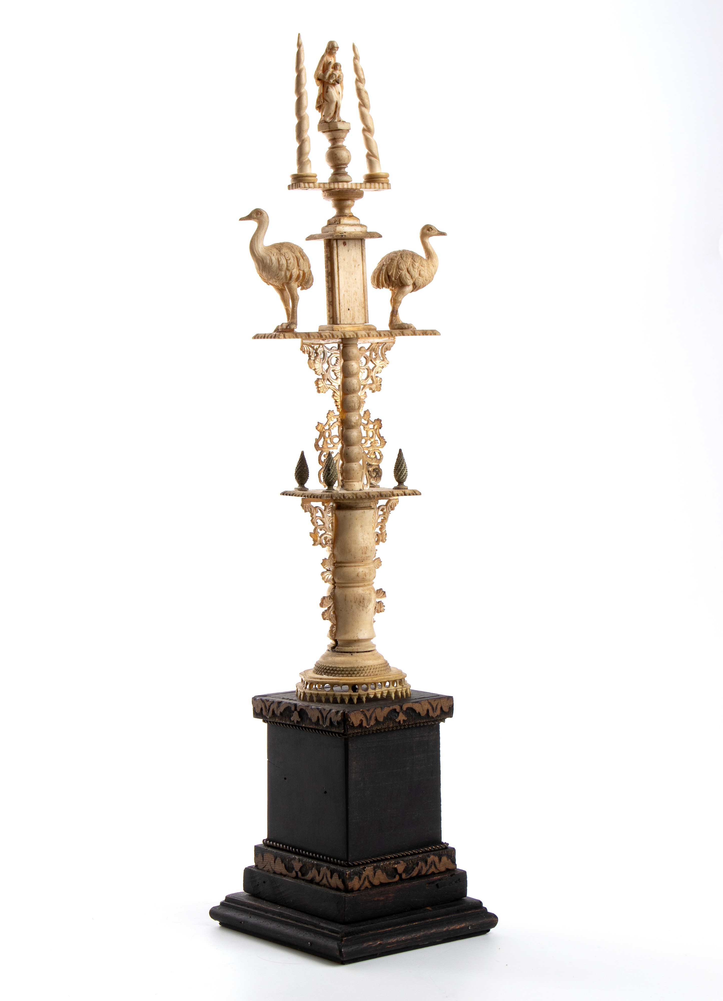 Scultura tedesca, osso scolpito e tornito su basamento in legno ebanizzato (XVIII secolo)