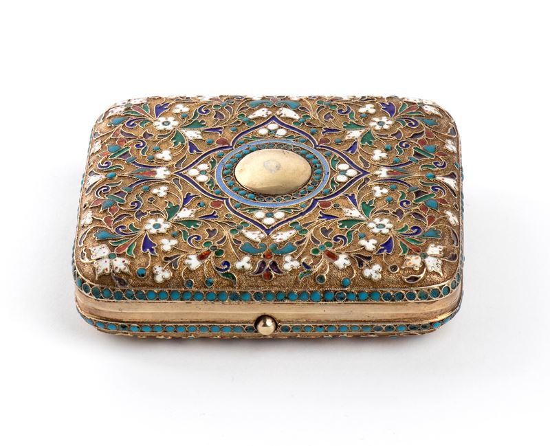 Mosca, 1889 — Tabacchiera russa rettangolare in argento dorato e smalti policromi cloisonné