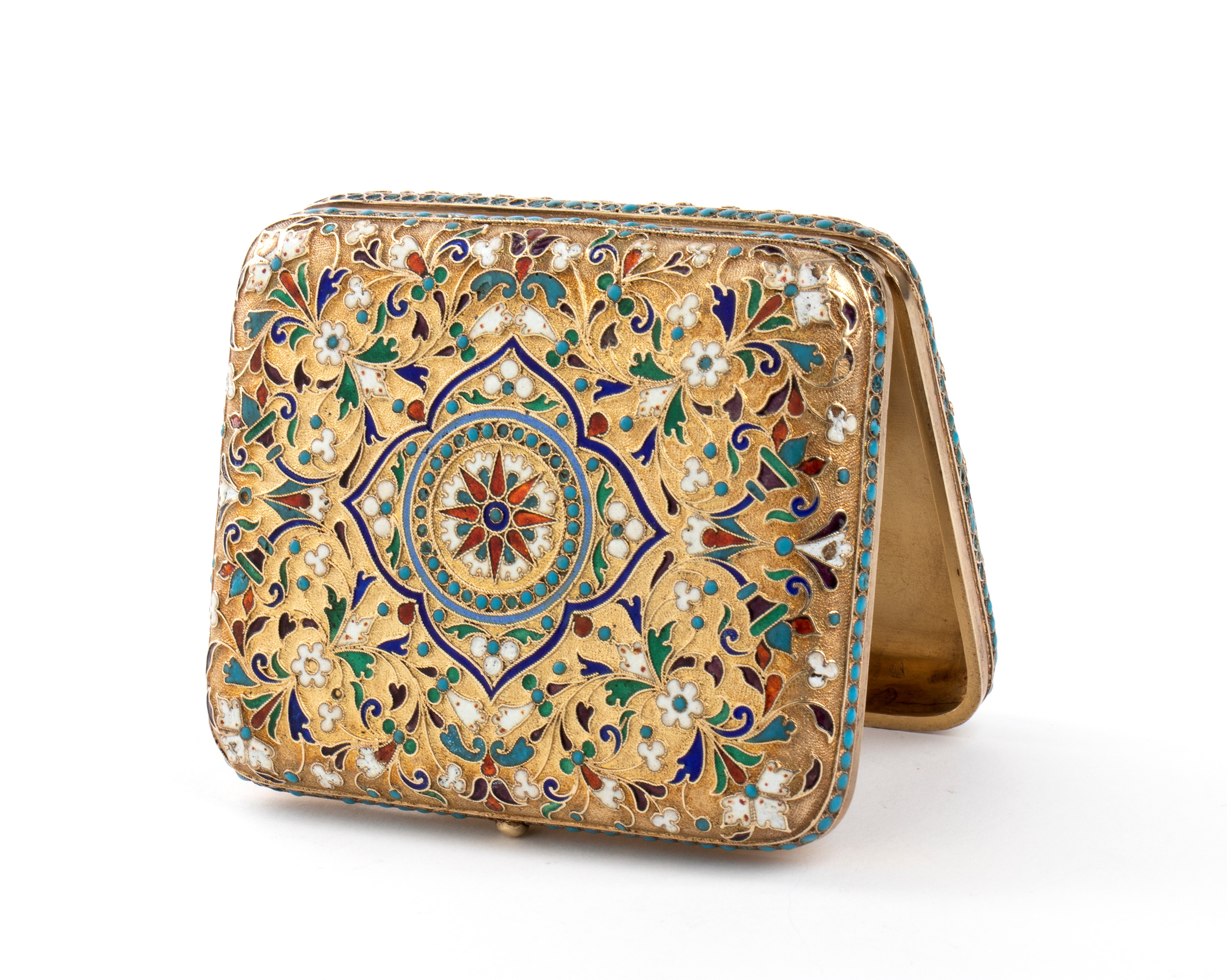 Mosca, 1889 — Tabacchiera russa rettangolare in argento dorato e smalti policromi cloisonné