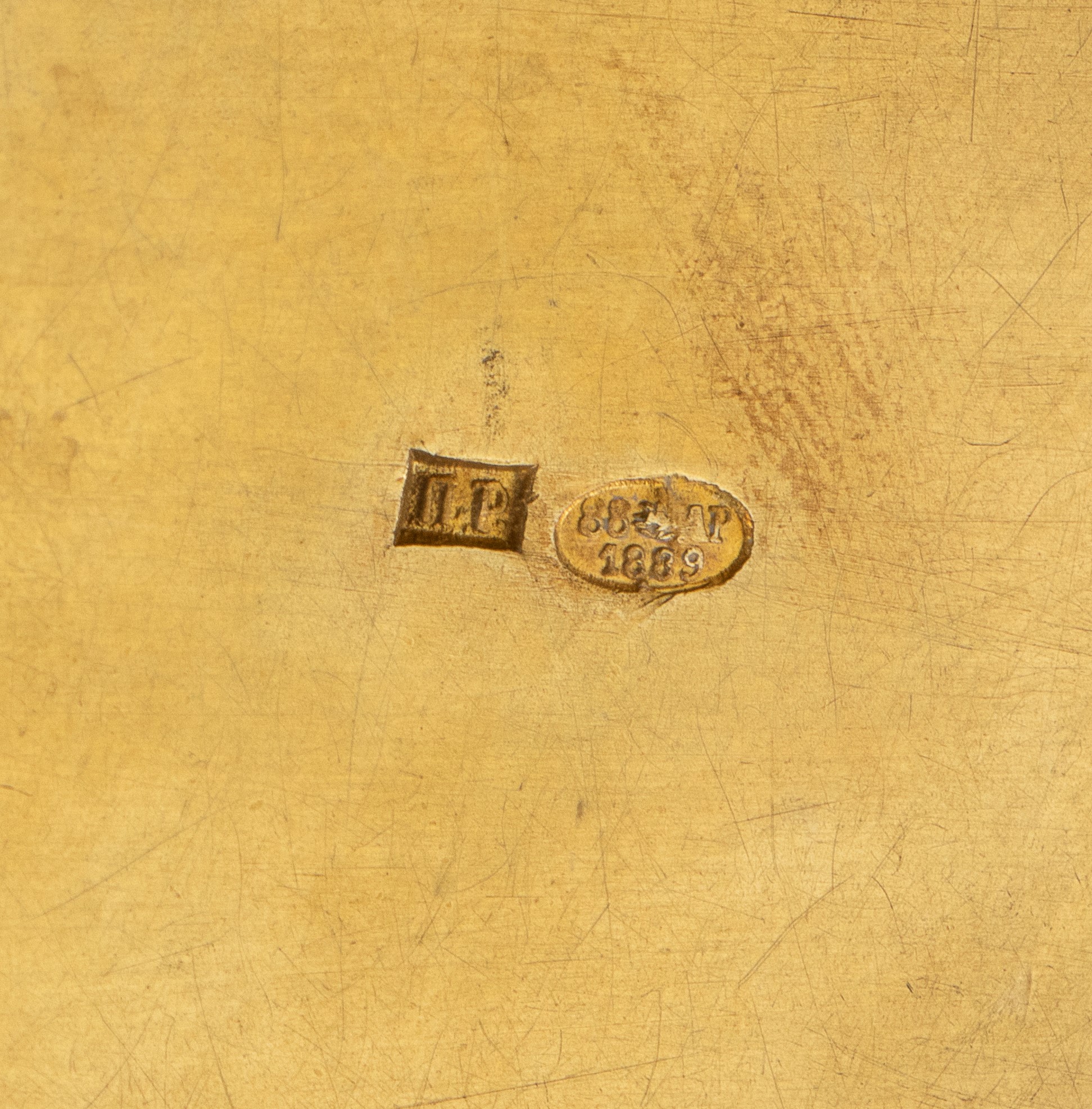 Mosca, 1889 — Tabacchiera russa rettangolare in argento dorato e smalti policromi cloisonné