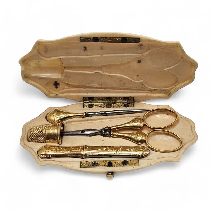 Necessaire francese, astuccio in avorio con strumenti in oro (fine XIX secolo)