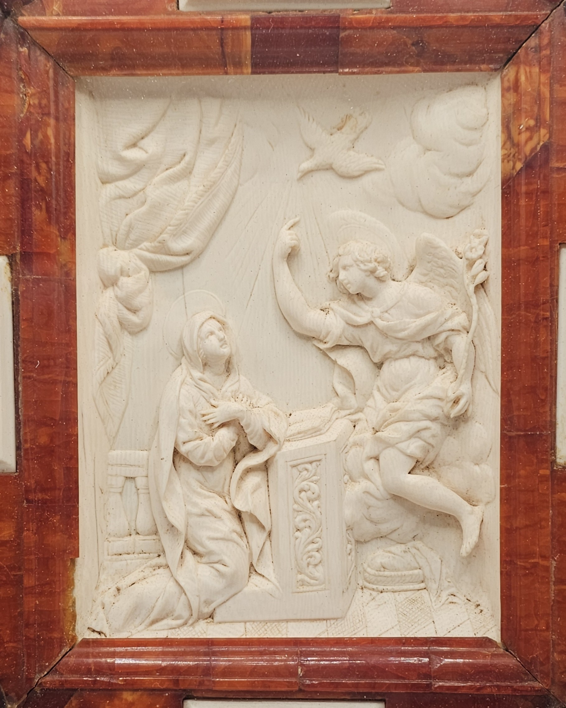 Teca devozionale, Rilievo in avorio con cornice in ambra baltica, Annunciazione