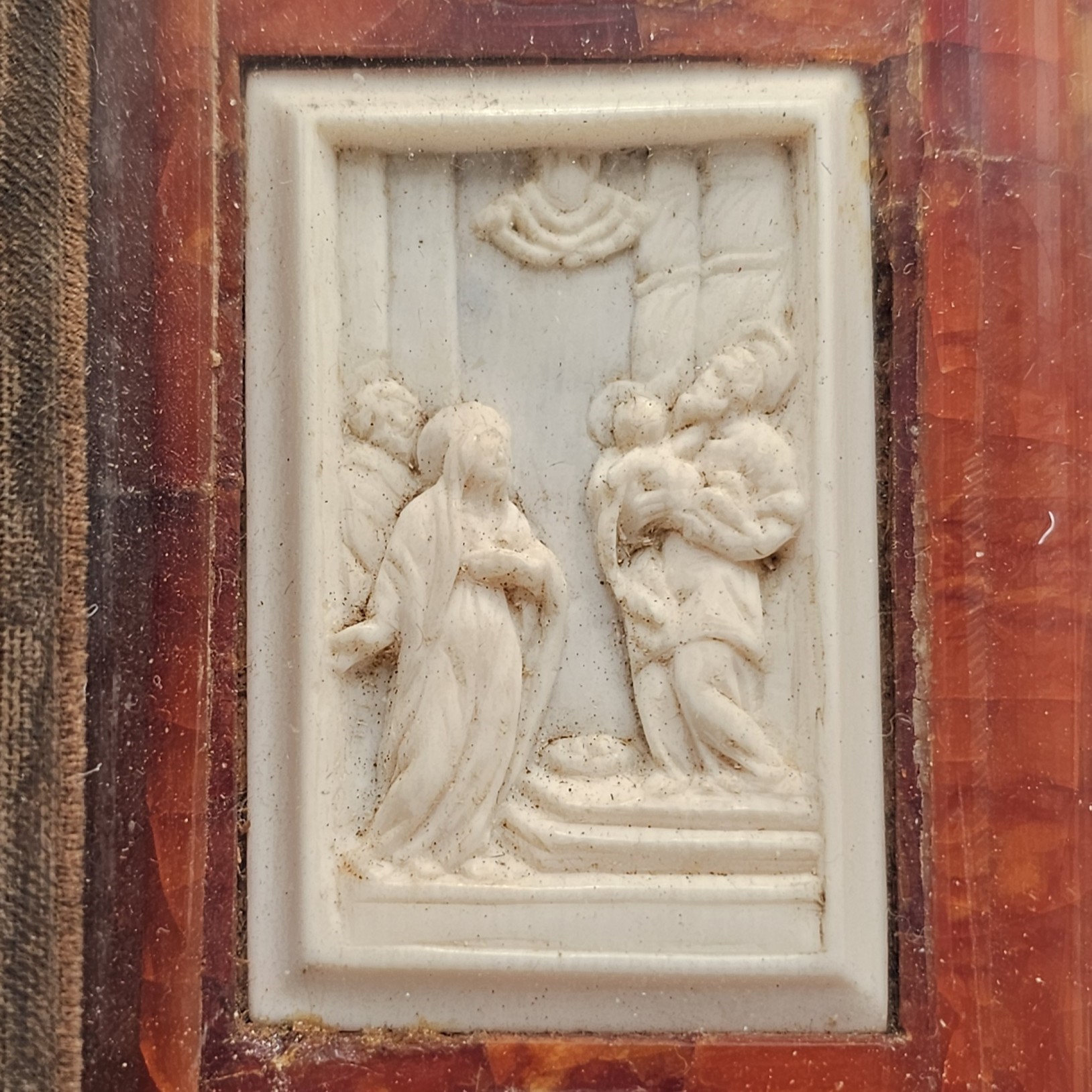 Teca devozionale, Rilievo in avorio con cornice in ambra baltica, Annunciazione