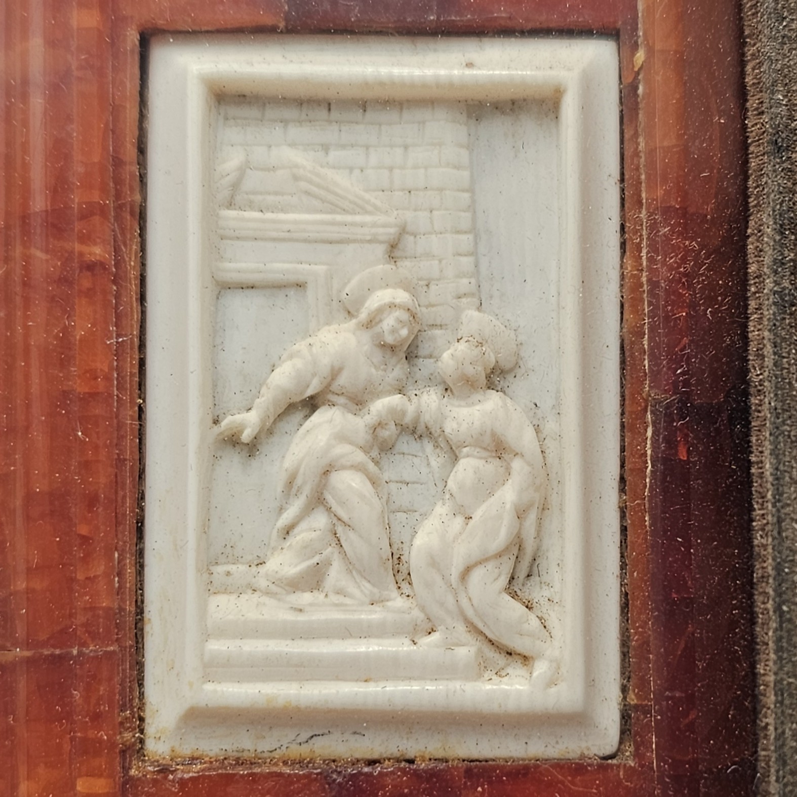 Rilevo in avorio con cornice in ambra baltica