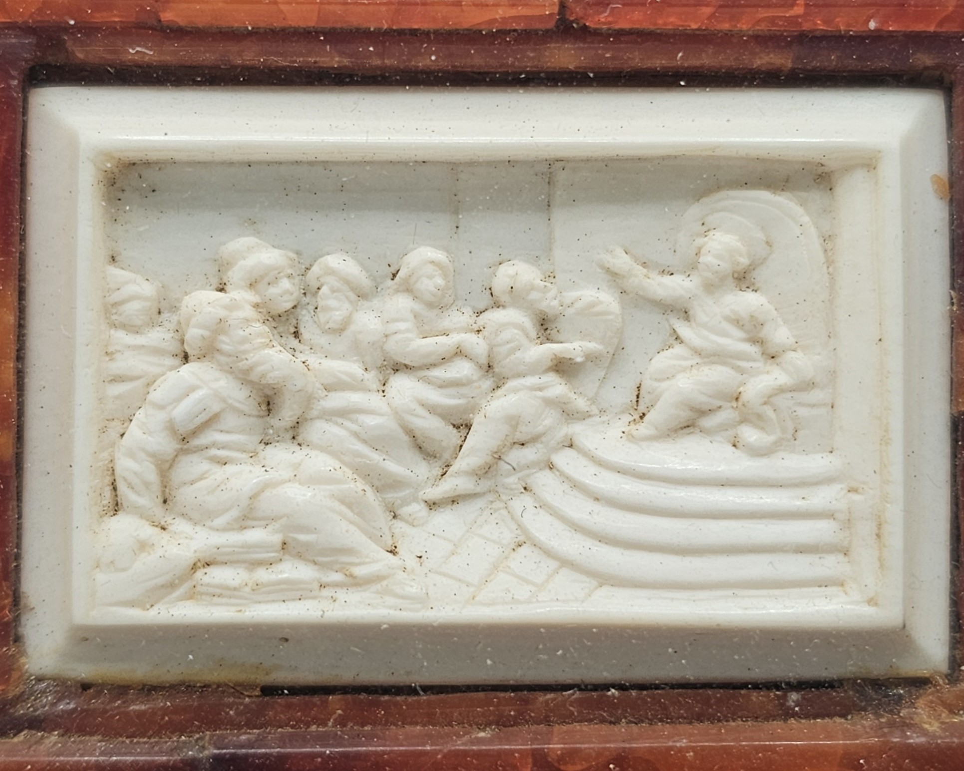 Rilevo in avorio con cornice in ambra baltica