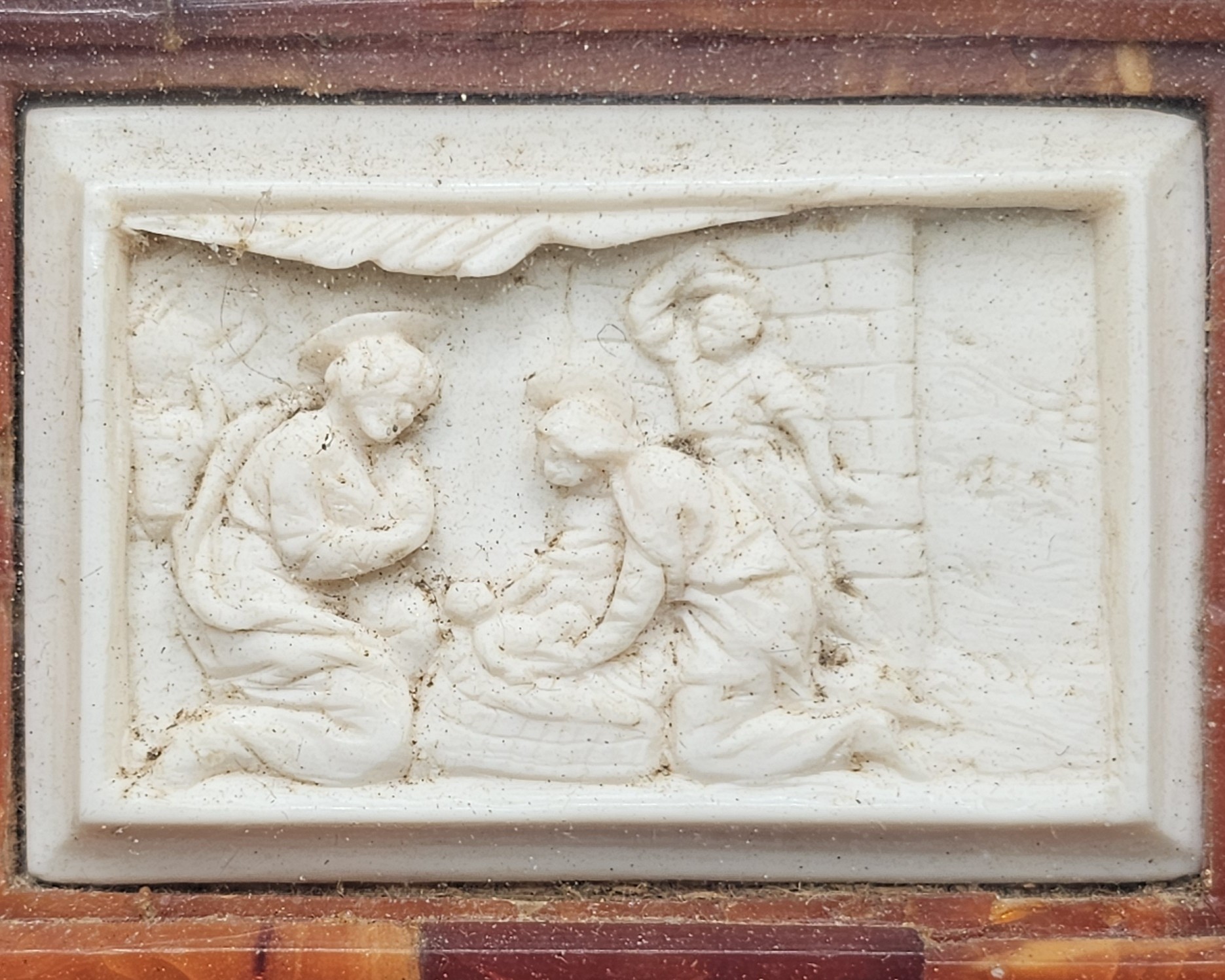 Rilevo in avorio con cornice in ambra baltica