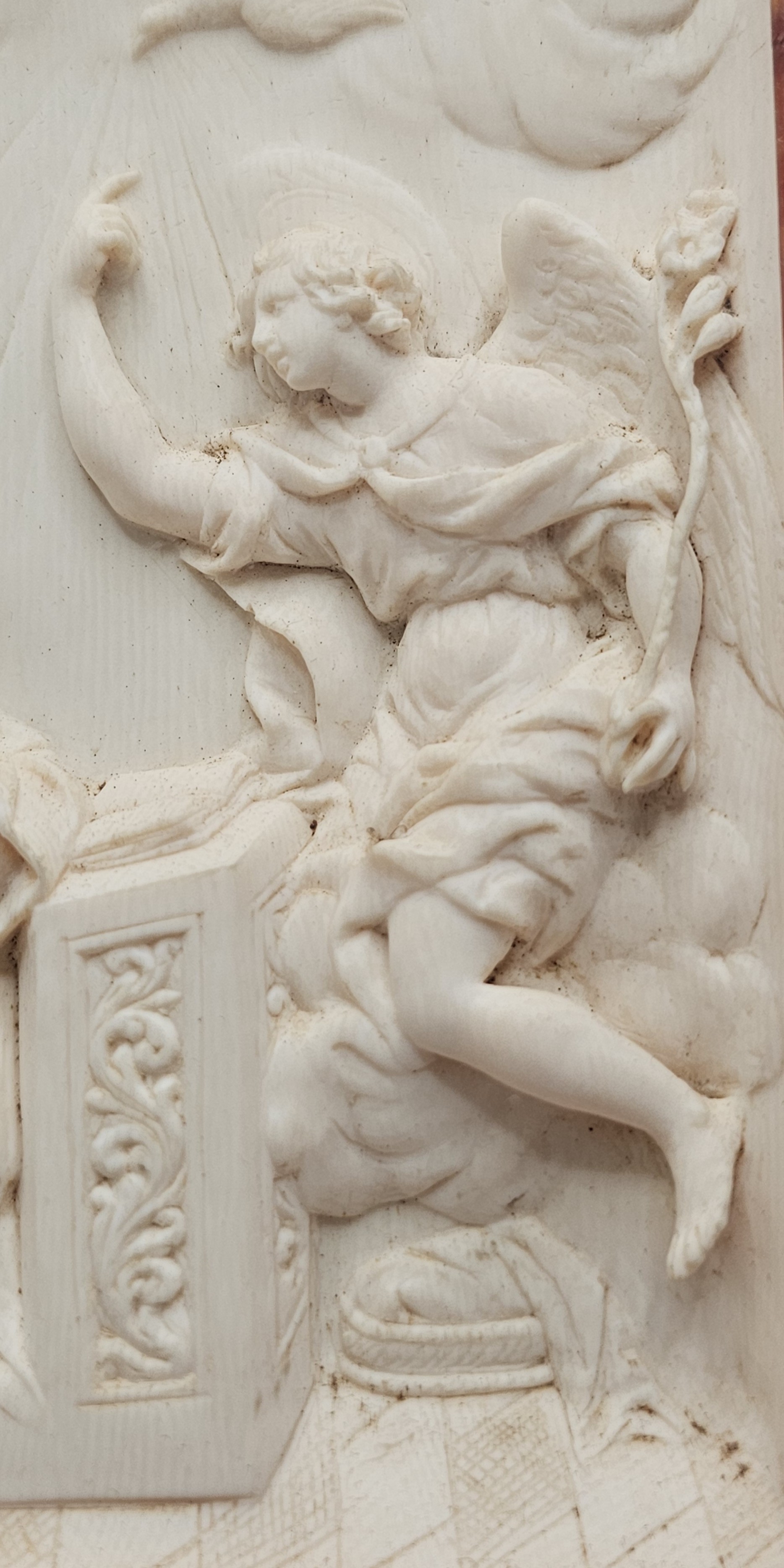 Rilevo in avorio con cornice in ambra baltica