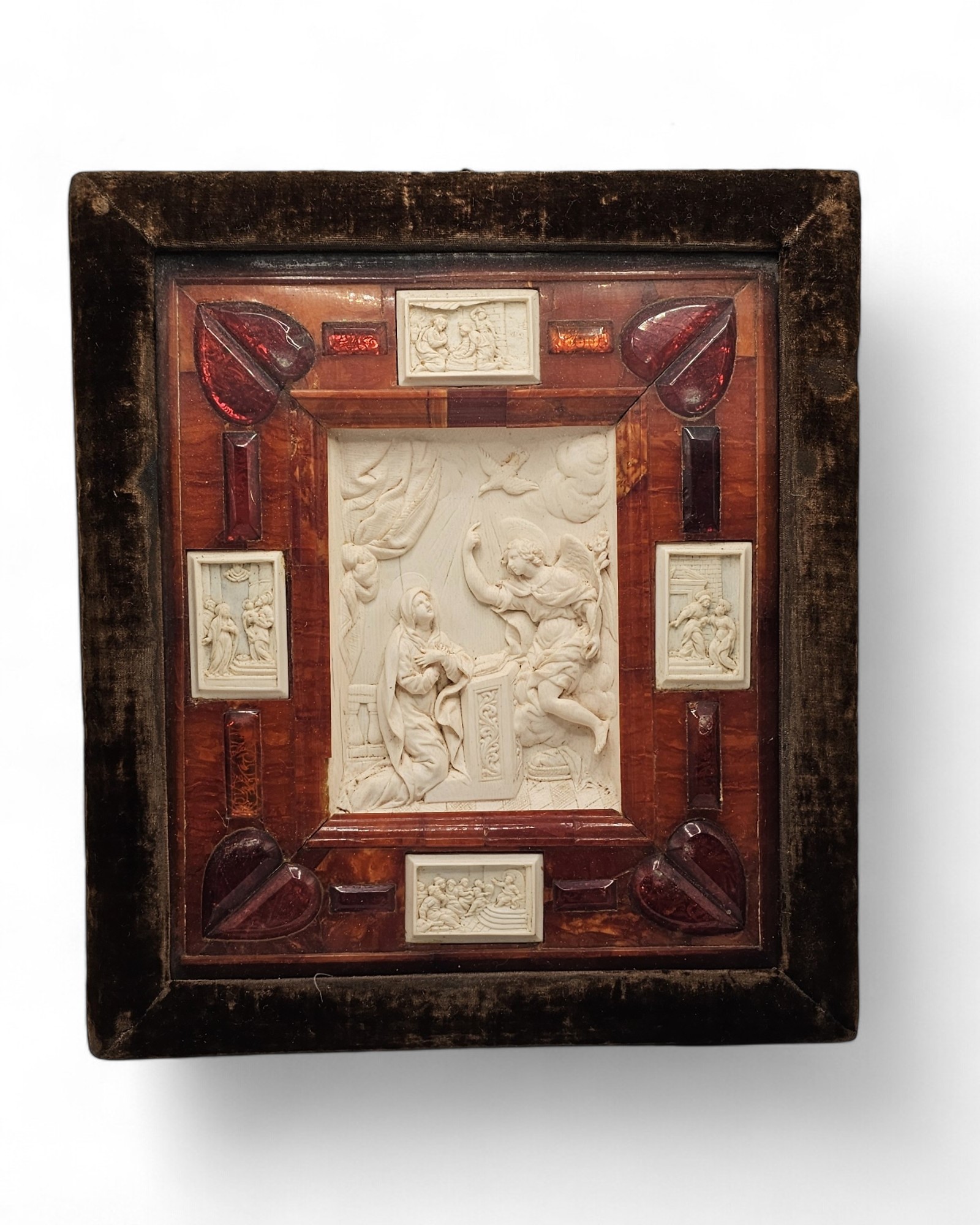 Rilevo in avorio con cornice in ambra baltica