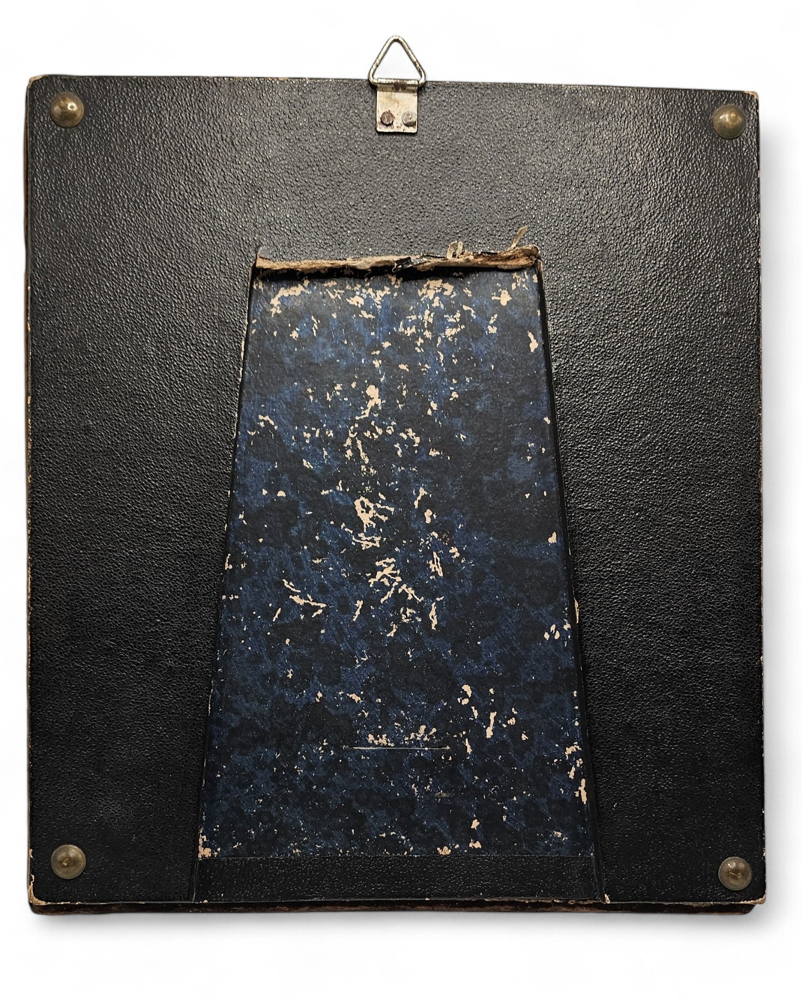 Rilevo in avorio con cornice in ambra baltica