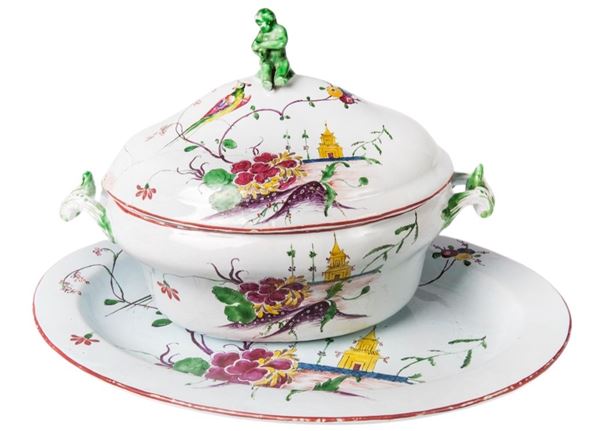 Soup tureen with presentation stand 