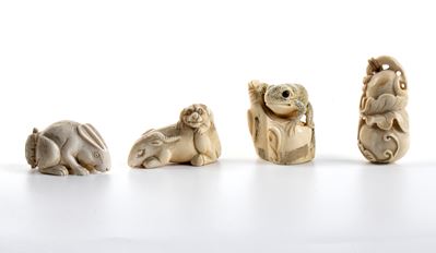 Gruppo di quattro netsuke cinesi, avorio intagliato (Elephas maximus/Loxodonta africana), fine XI...