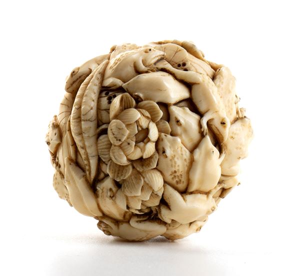 Palla giapponese Daruma con rospi in avorio