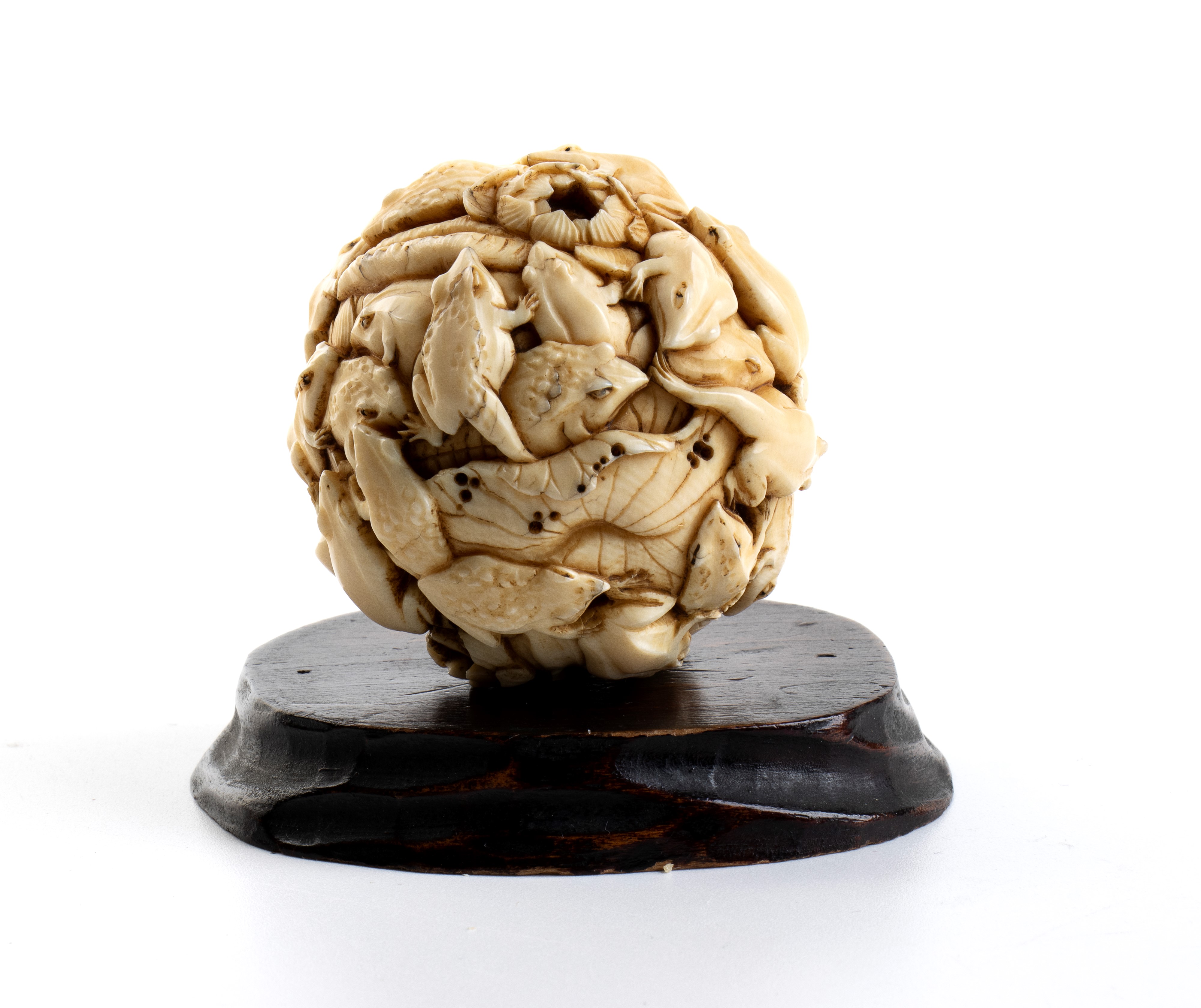 Palla giapponese Daruma con rospi, in avorio scolpito (Elephantidae), stile Meiji