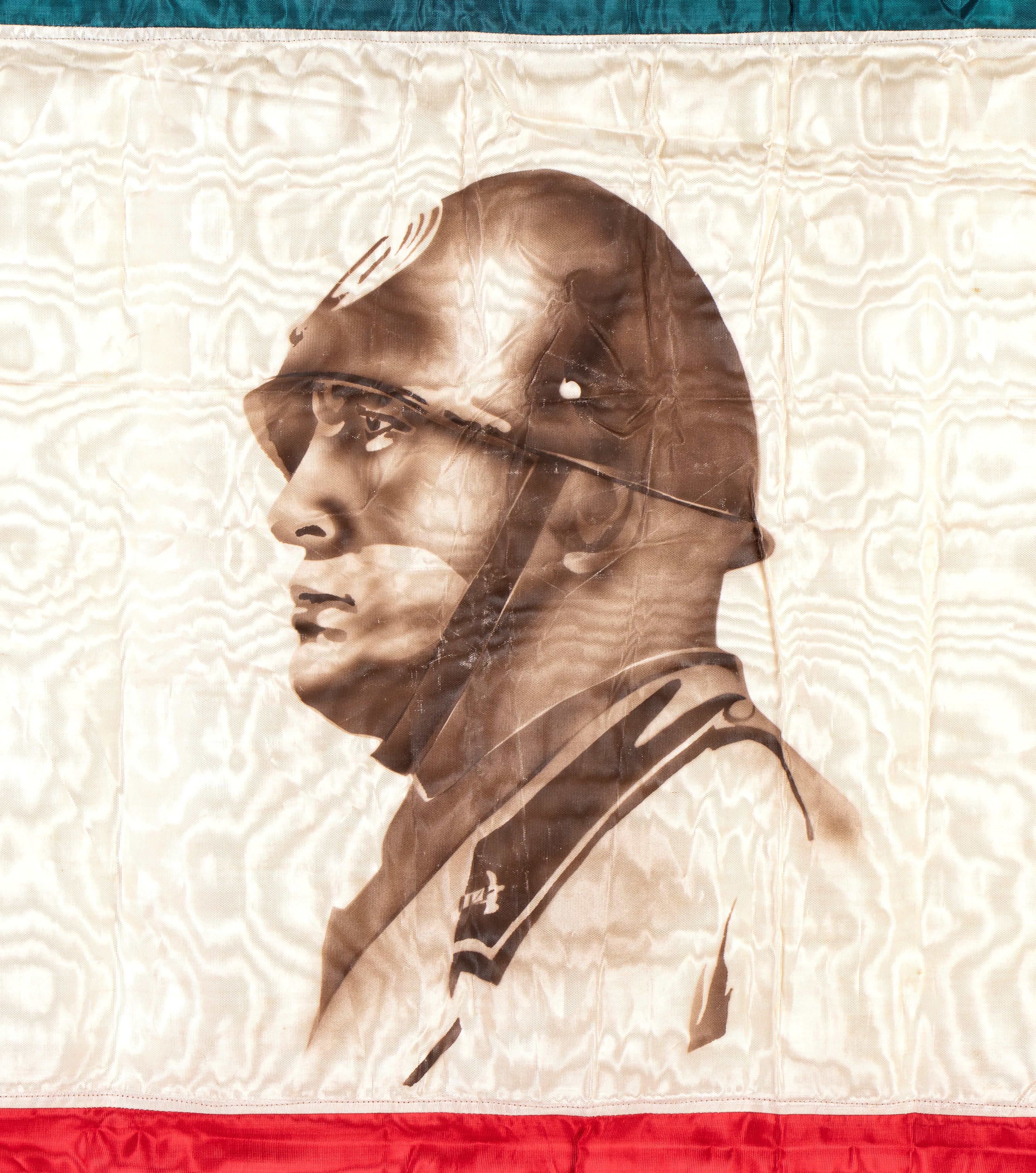 Stendardo tricolore con immagine di Mussolini