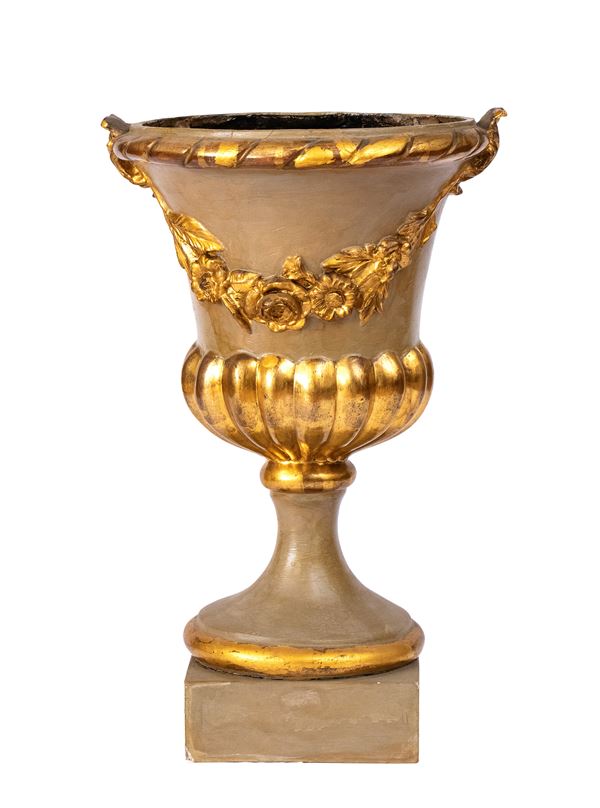 Italian vase in lacquered and gilded wood