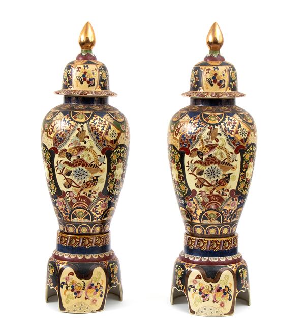 A pair of large Chinese potiches 