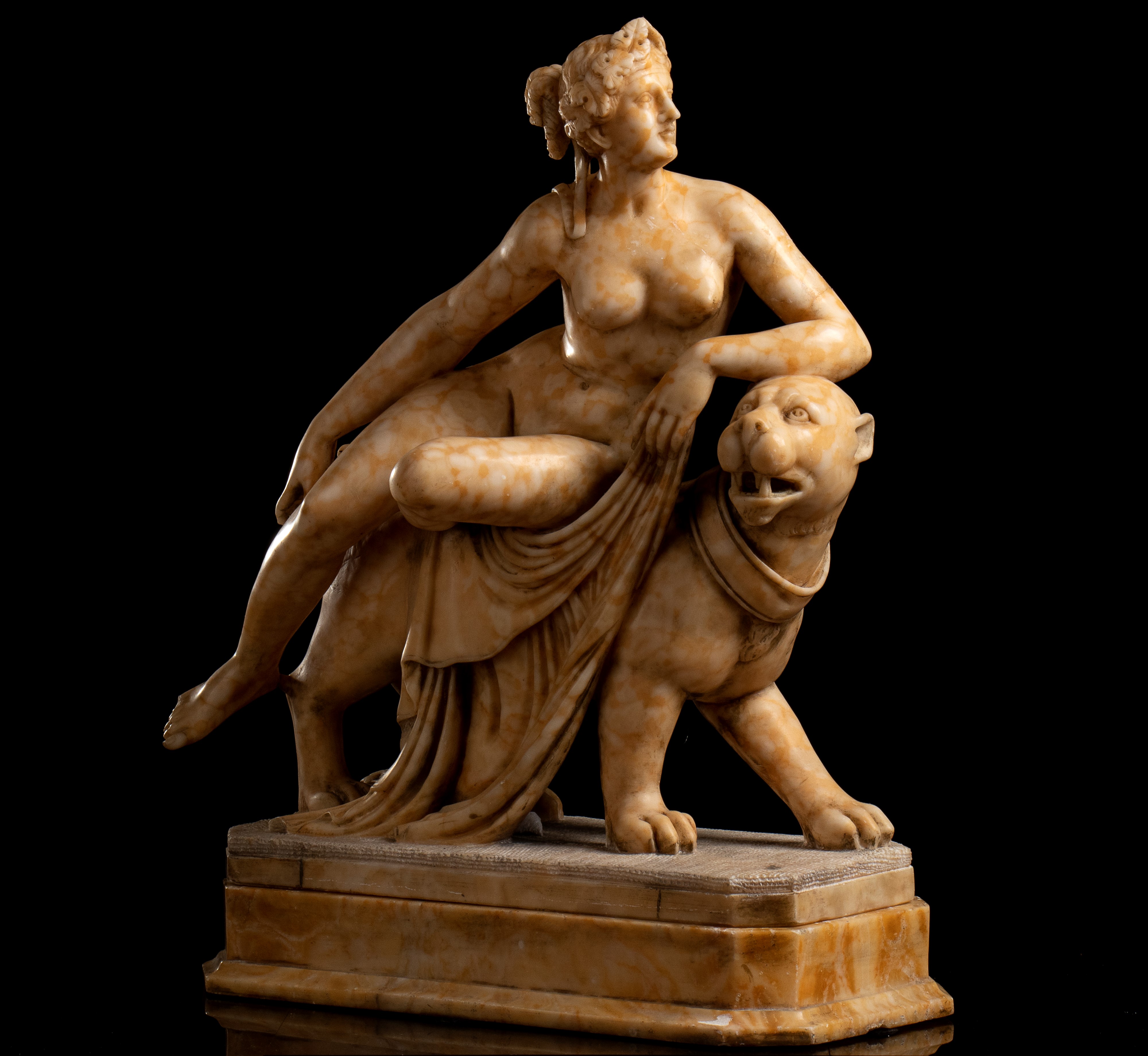 Scultura italiana in alabastro raffigurante Arianna e la Pantera