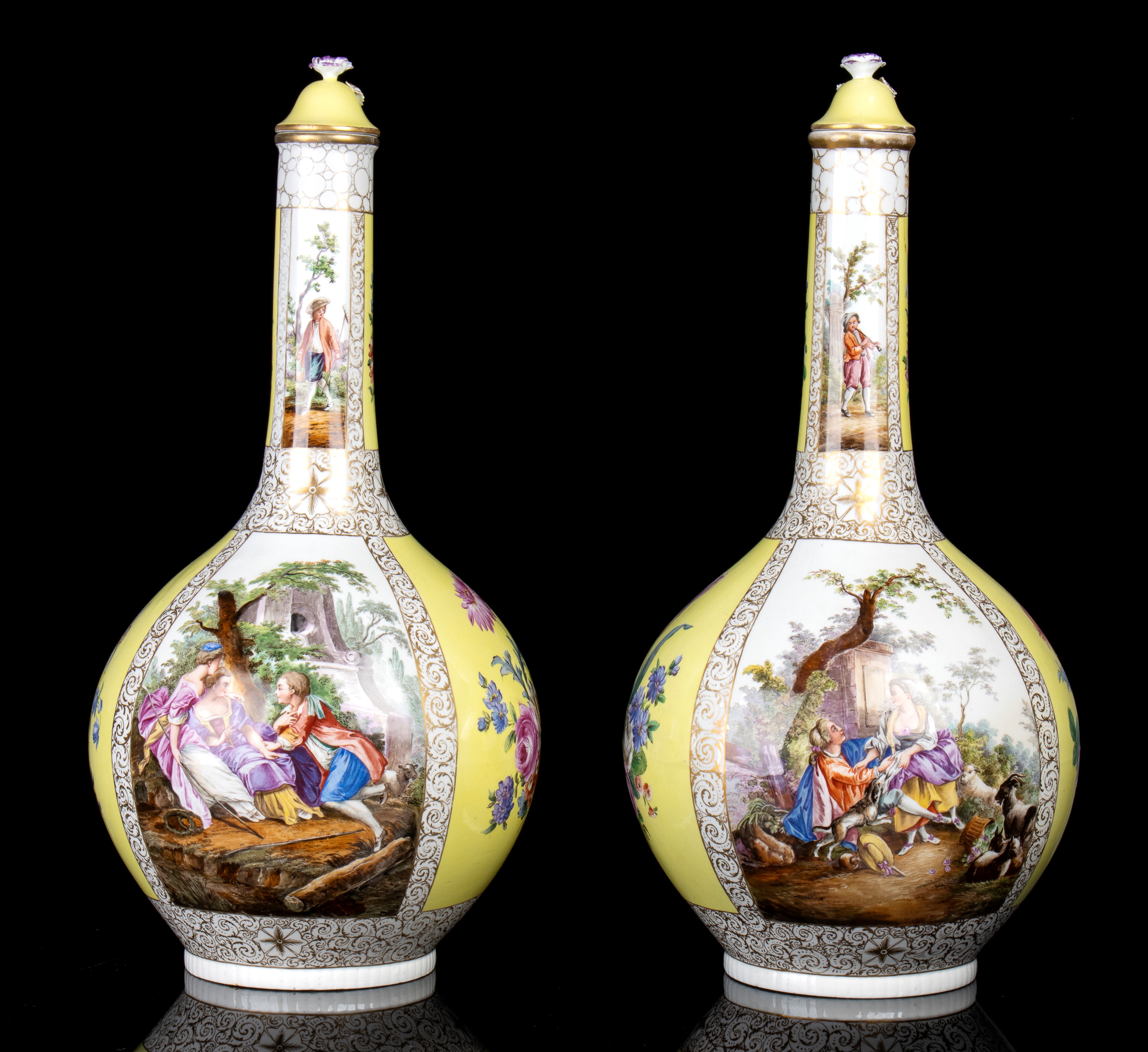 Coppia di vasi con coperchio in porcellana