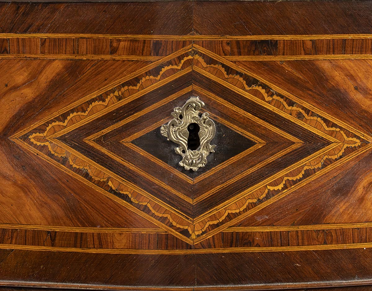 Cassettone italiano intarsiato