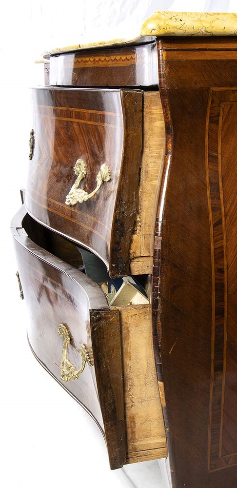 Cassettone italiano intarsiato