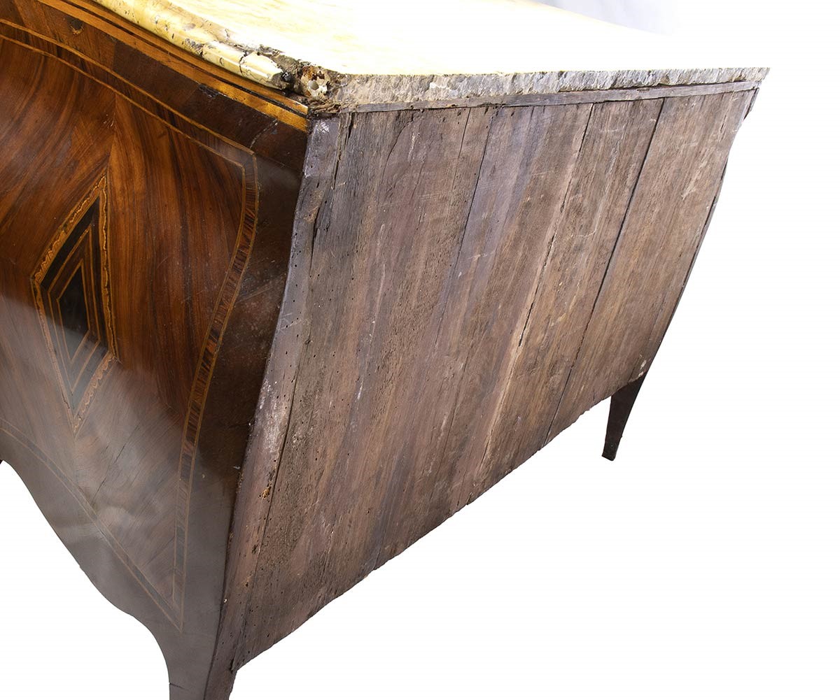 Cassettone italiano intarsiato