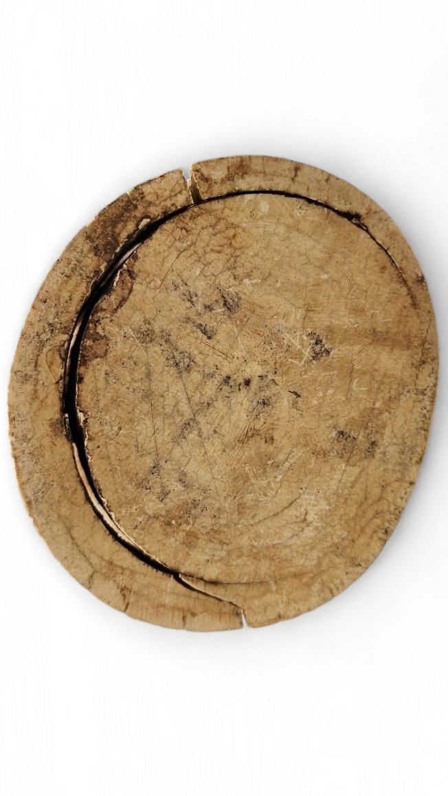 Scultura bifacciale in avorio