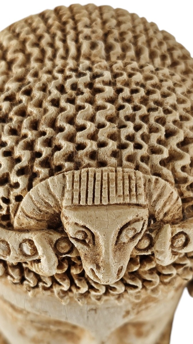 Scultura bifacciale in avorio