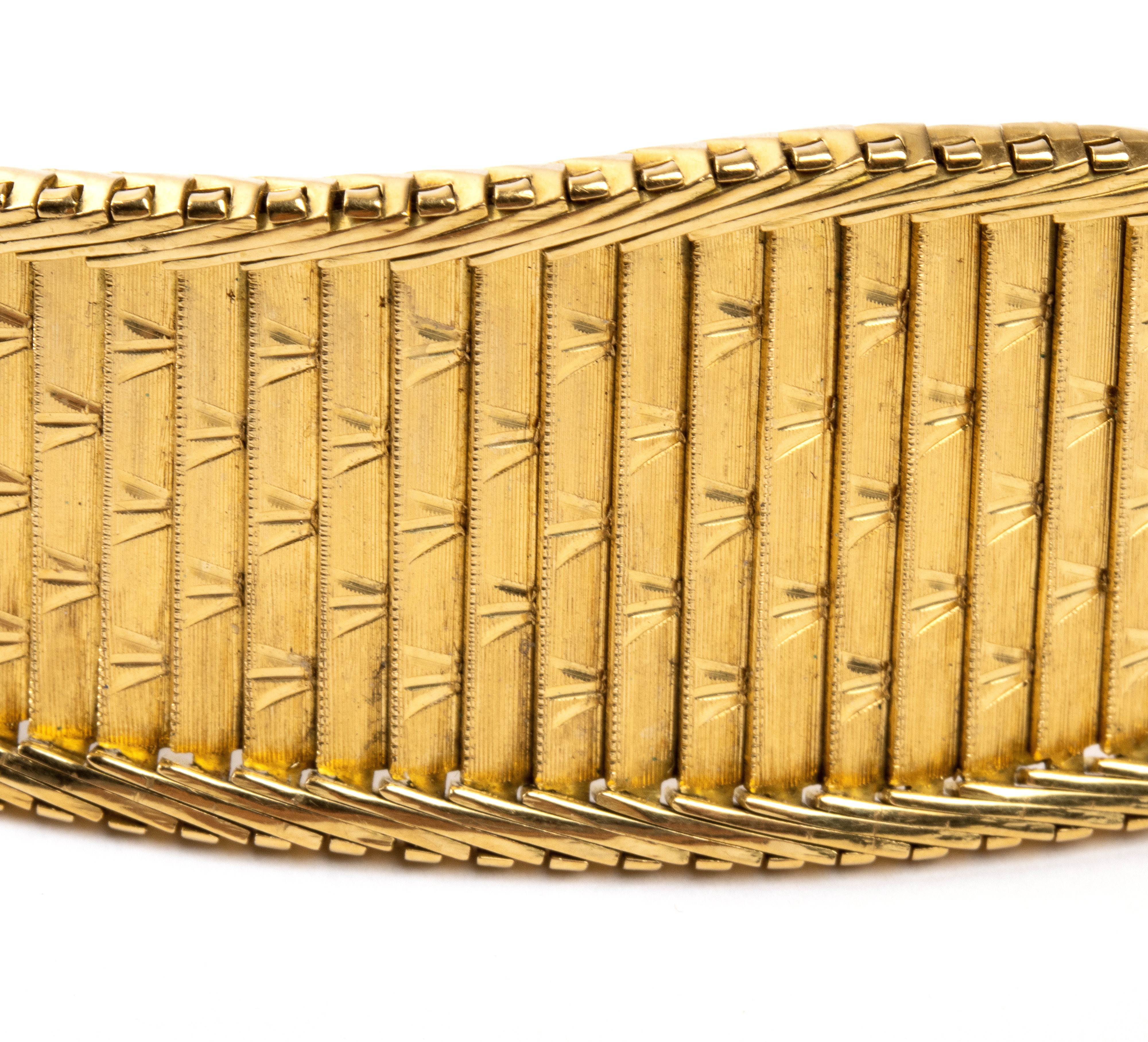 Bracciale in oro giallo 18k a fascia flessibile satinata, anni ’60 del XX secolo