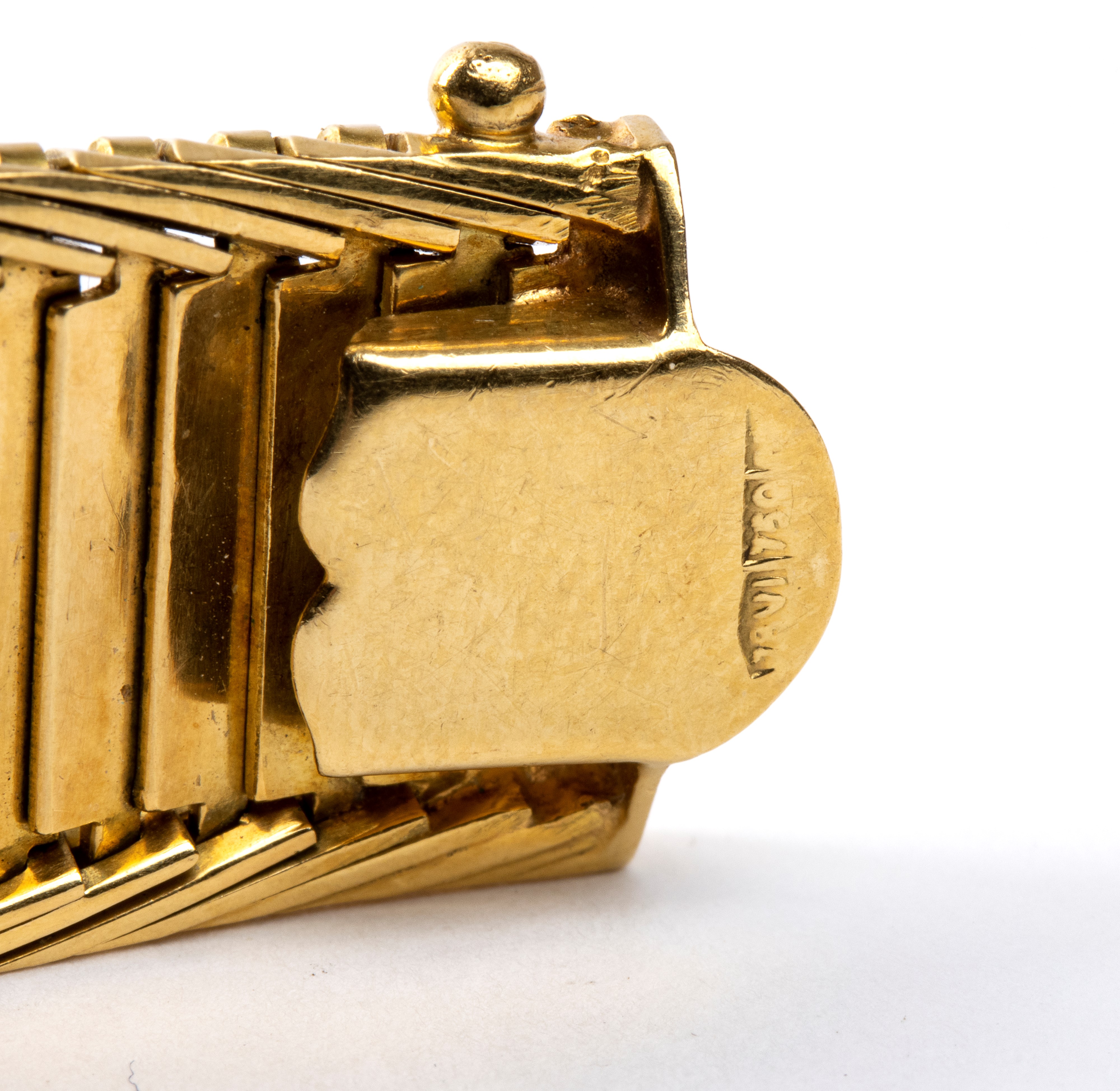 Bracciale in oro giallo 18k a fascia flessibile satinata, anni ’60 del XX secolo