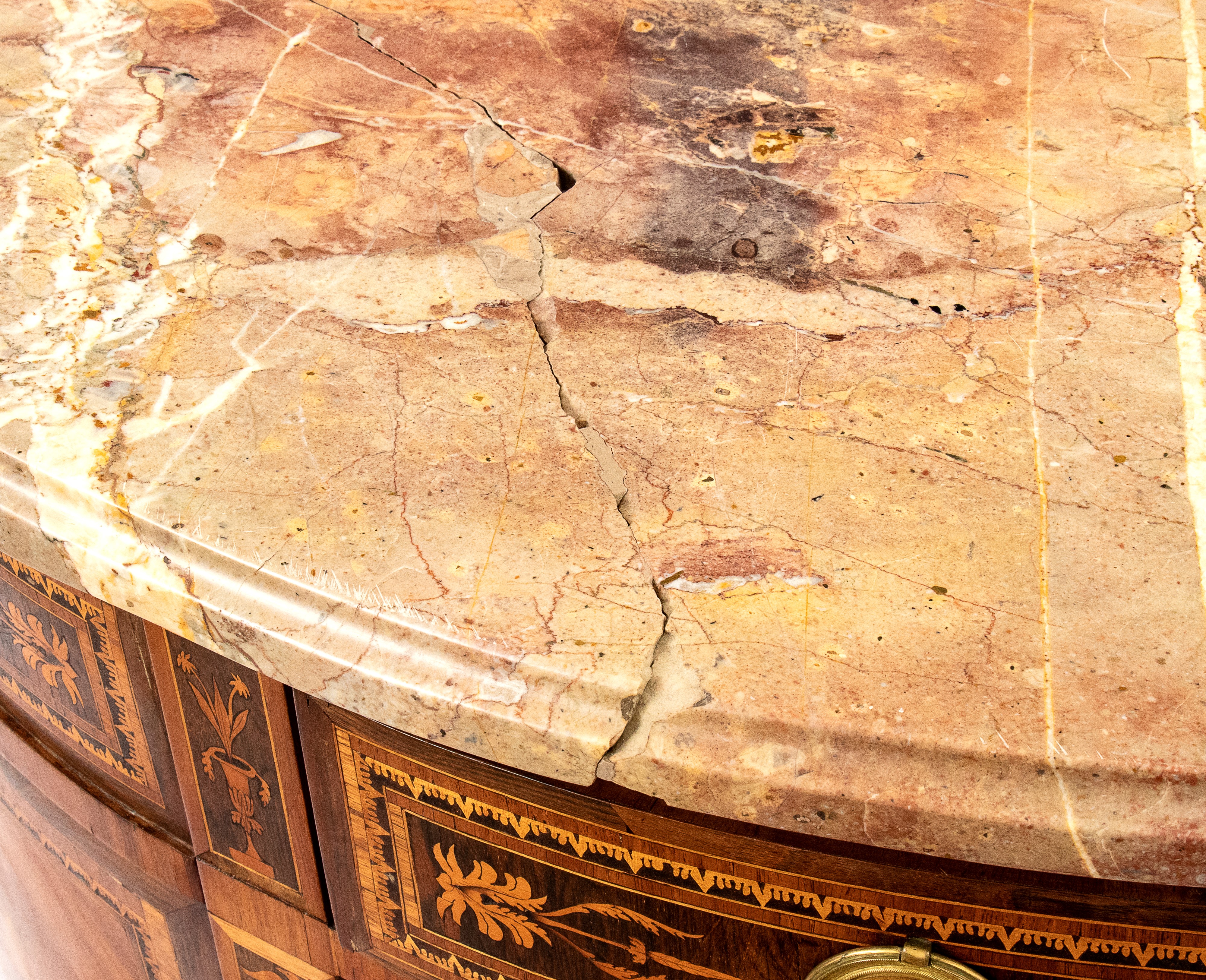 Coppia di comò italiani a demilune