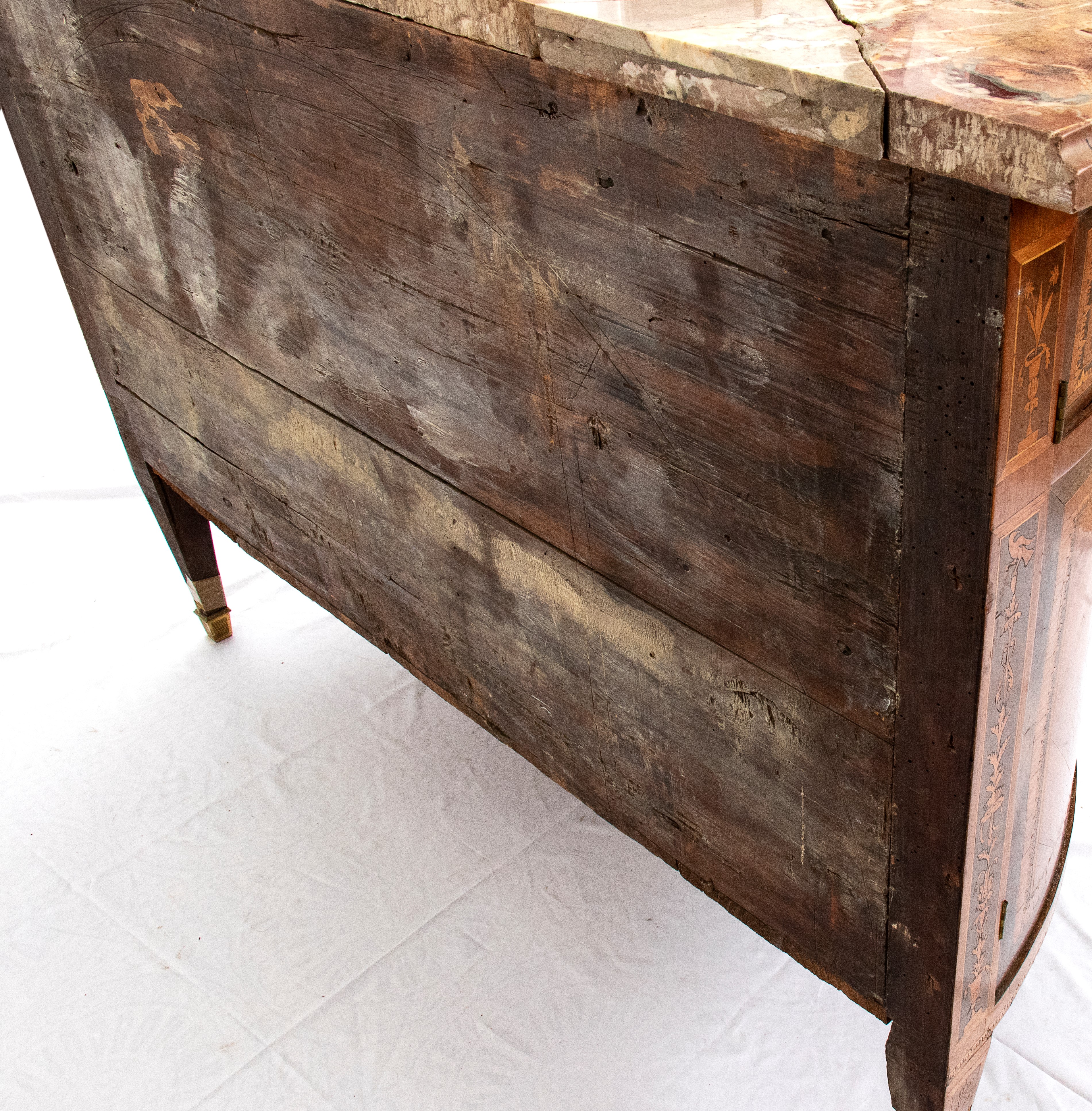 Coppia di comò italiani a demilune