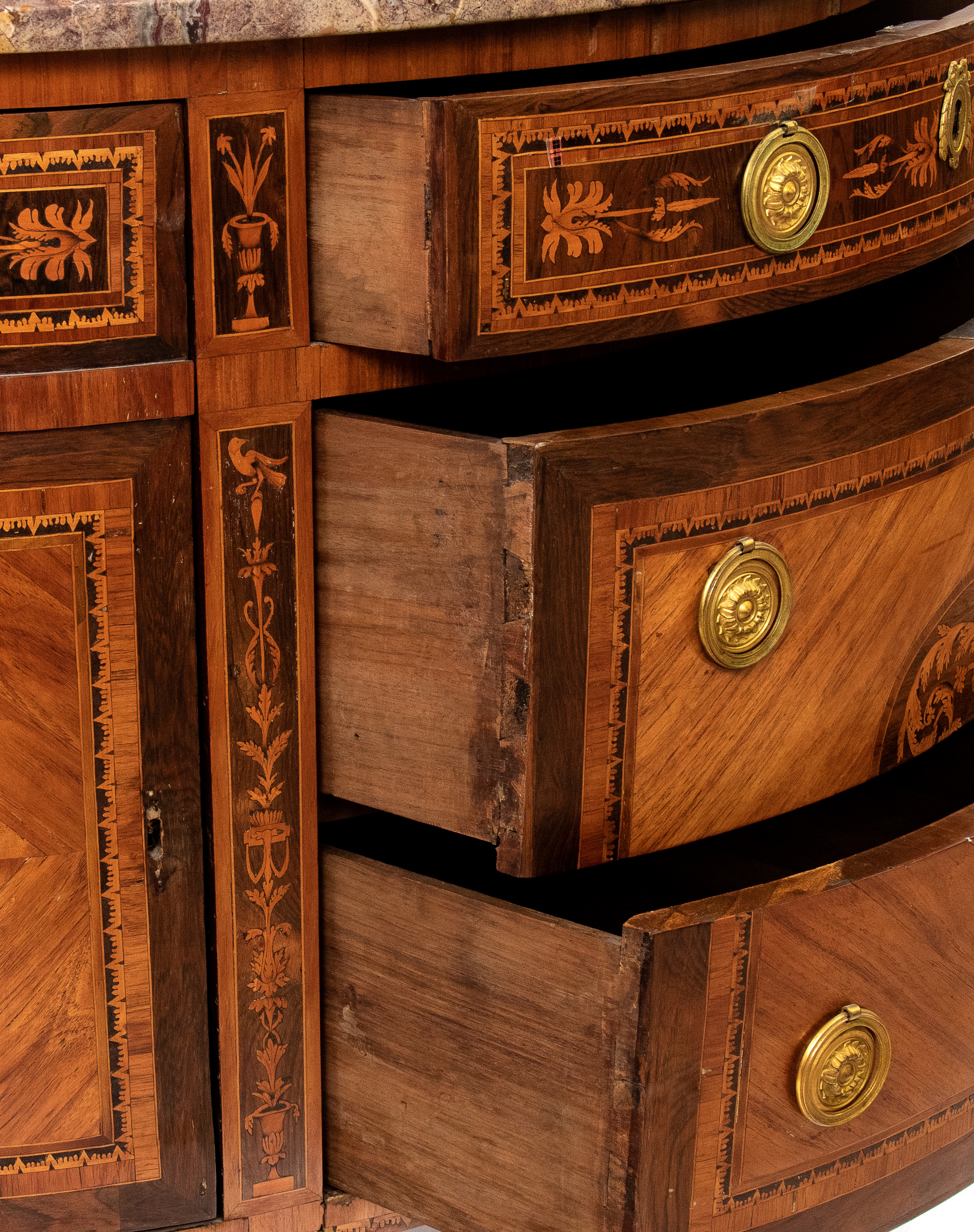 Coppia di comò italiani a demilune